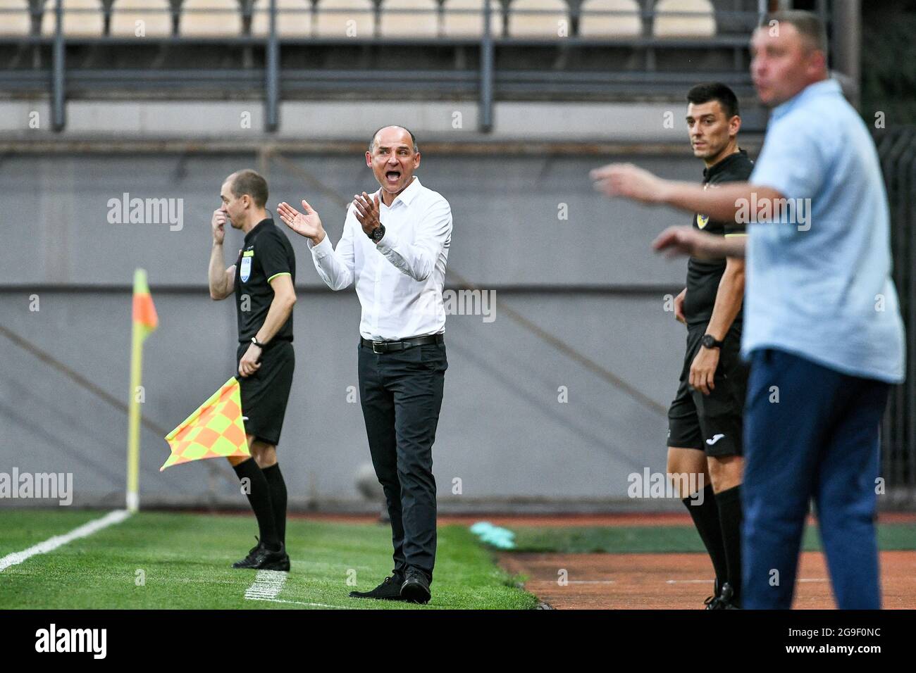 ZAPORIZHZHIA, UCRAINA - 25 LUGLIO 2021 - allenatore capo del FC Zorya Luhansk Viktor Skrypnyk (II L) rimane sul bordo durante il 2021/2022 ucraino Pr Foto Stock