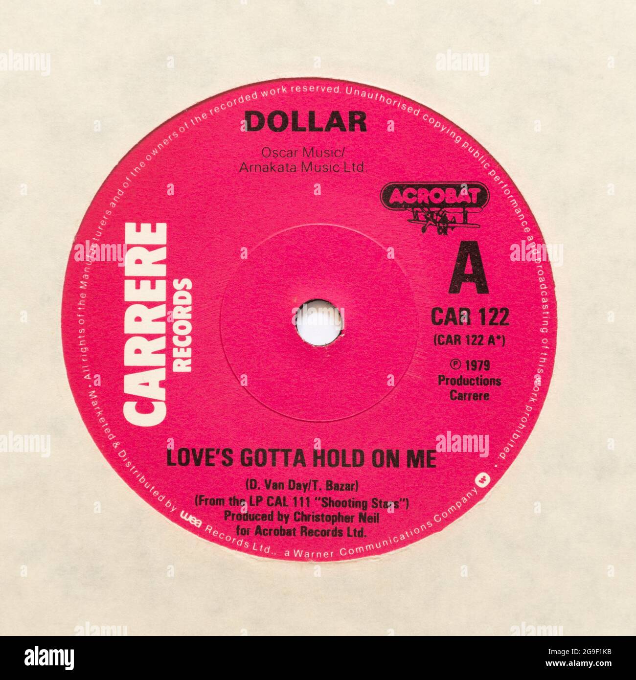 Love's Gotta Hold on Me del duo pop britannico Dollar, una foto d'archivio del disco in vinile singolo da 7' a 45 giri/min in copertina Foto Stock