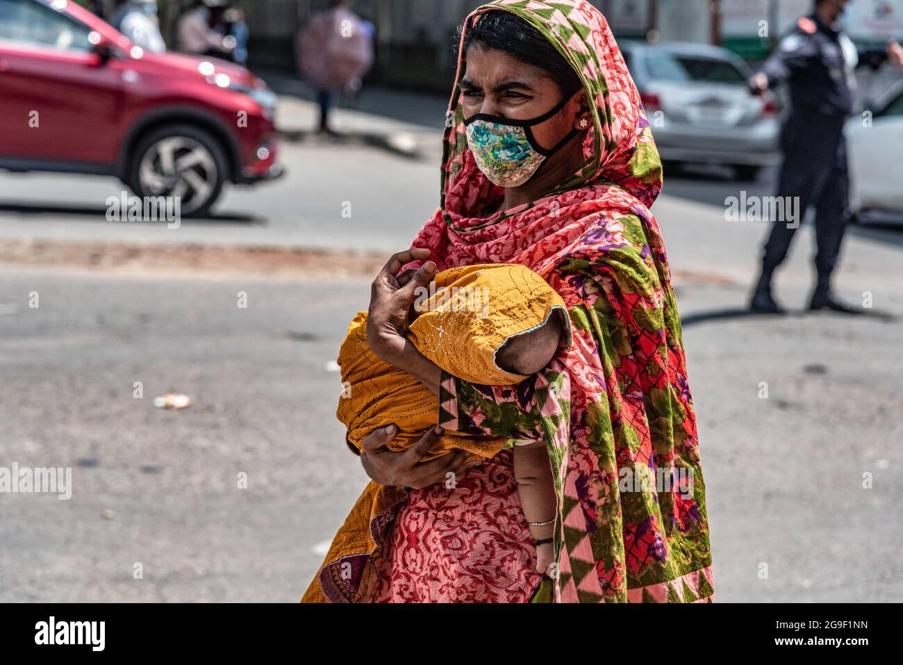 Bangladesh. 25 luglio 2021. Oggi, 25 luglio, il magistrato di RAB 3 a Sahabag, Dhaka e la polizia della stazione di polizia di Sahabagh stanno lavorando insieme per controllare le persone che sono uscite in questo blocco. Molti stanno lasciando la casa inutilmente. Coloro che escono senza motivo sono multati. Oggi, in questo punto di Sahabag, sono state inflitta un'ammenda per un totale di 17 persone. (Foto di Rakibul Alam Khan/Pacific Press/Sipa USA) Credit: Sipa USA/Alamy Live News Foto Stock