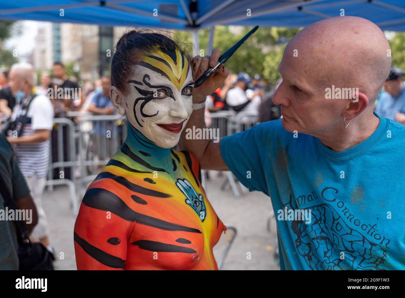NEW YORK, NEW YORK - LUGLIO 25: (NOTA DELL'EDITORE: Image contains Nudity) l'artista dipinge un modello durante l'ottavo 'NYC Body Painting Day' in Union Square il 25 Luglio 2021 a New York City. Oltre 30 artisti si sono riuniti per dipingere più di 50 modelli nudi prima di marciare lungo la Fifth Avenue fino al Washington Square Park. Il tema di quest'anno è la resilienza. Credit: Ron Adar/Alamy Live News Foto Stock