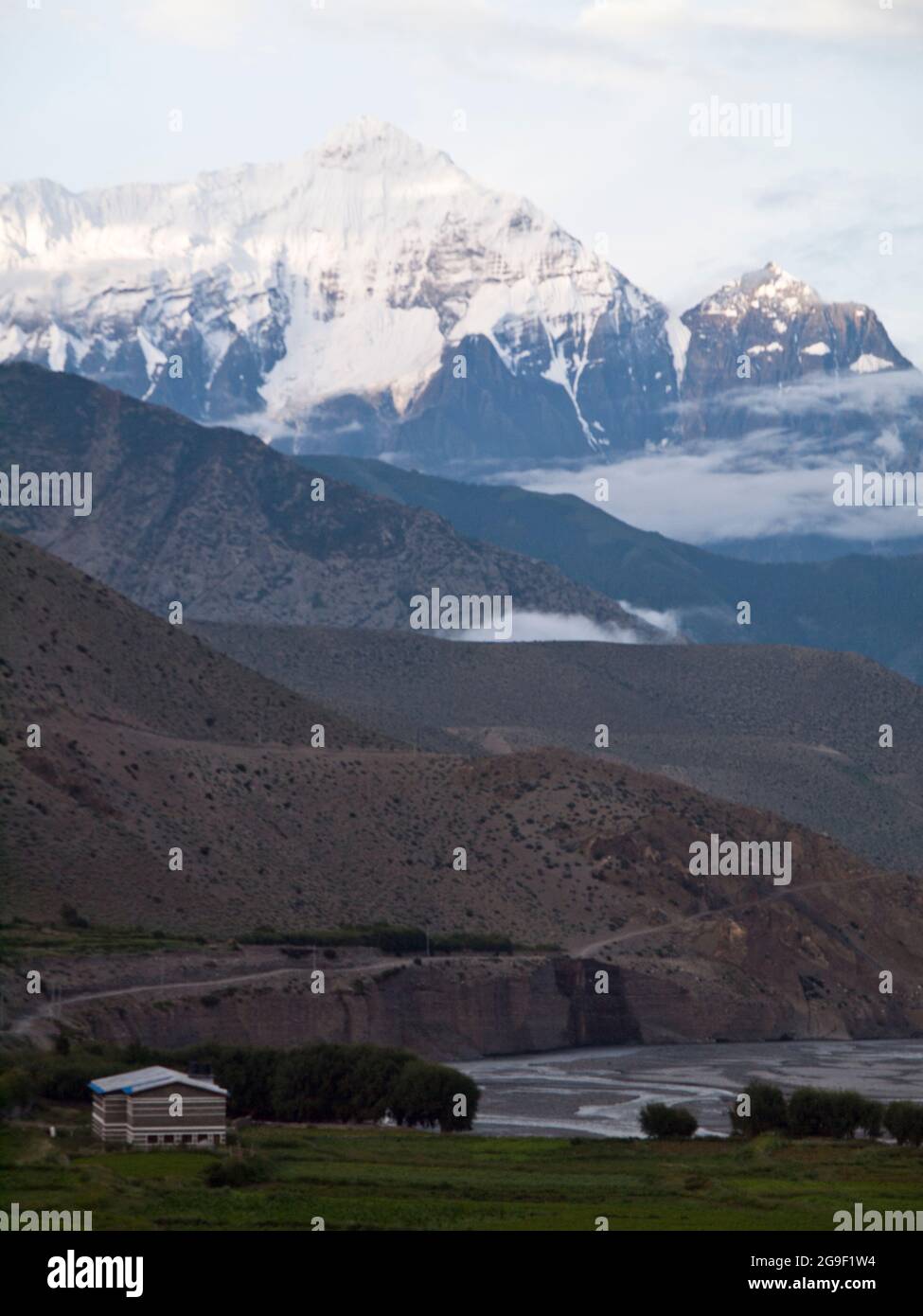 La faccia nord di Nilgiri (7061 m) e Kagbeni casale, Mustang Foto Stock