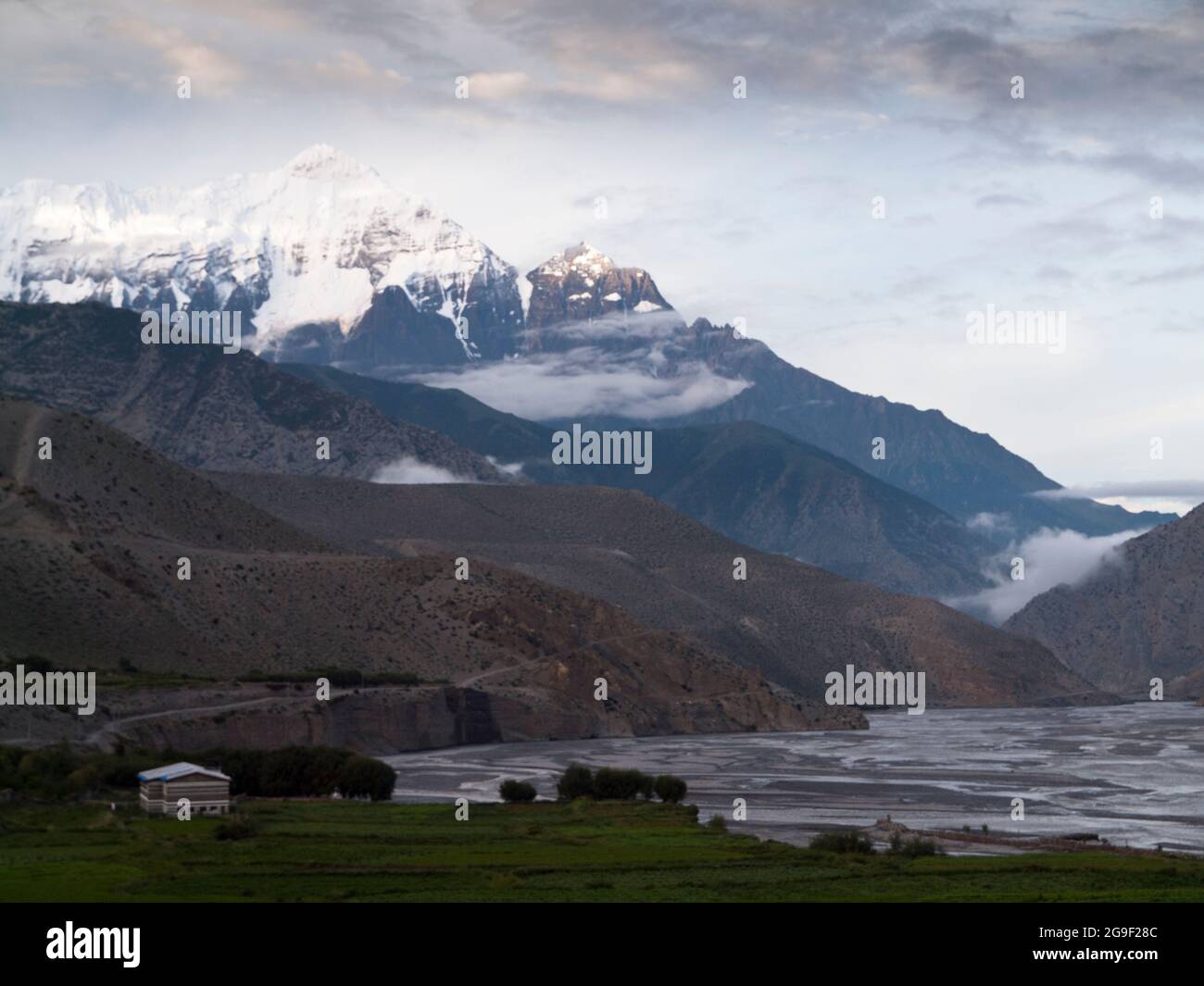 Il Nilgiri Himal sopra il Kali Gandaki, Kagbeni, Mustang Foto Stock