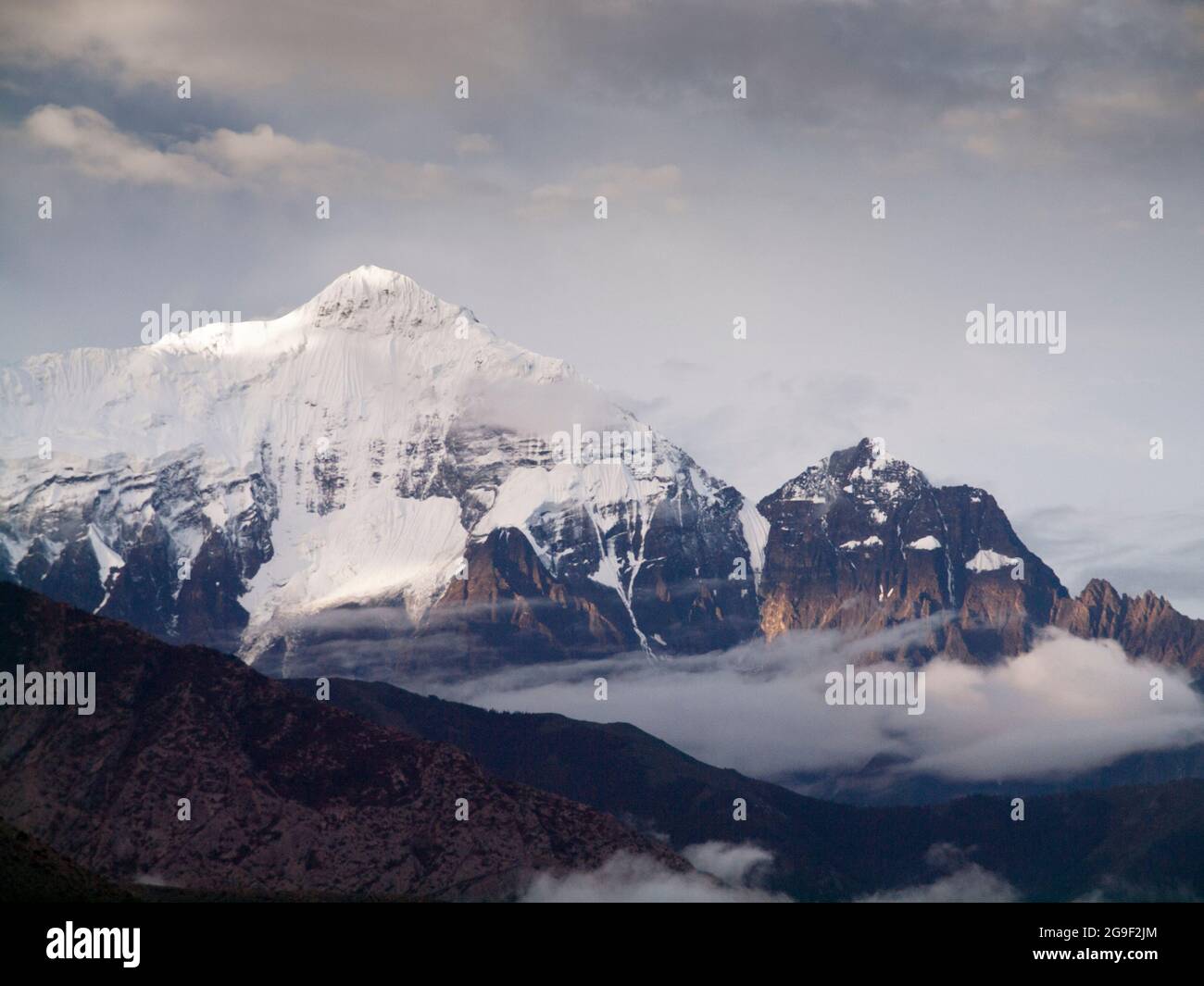 Il Nilgiri Himal da Kagbeni, Mustang Foto Stock