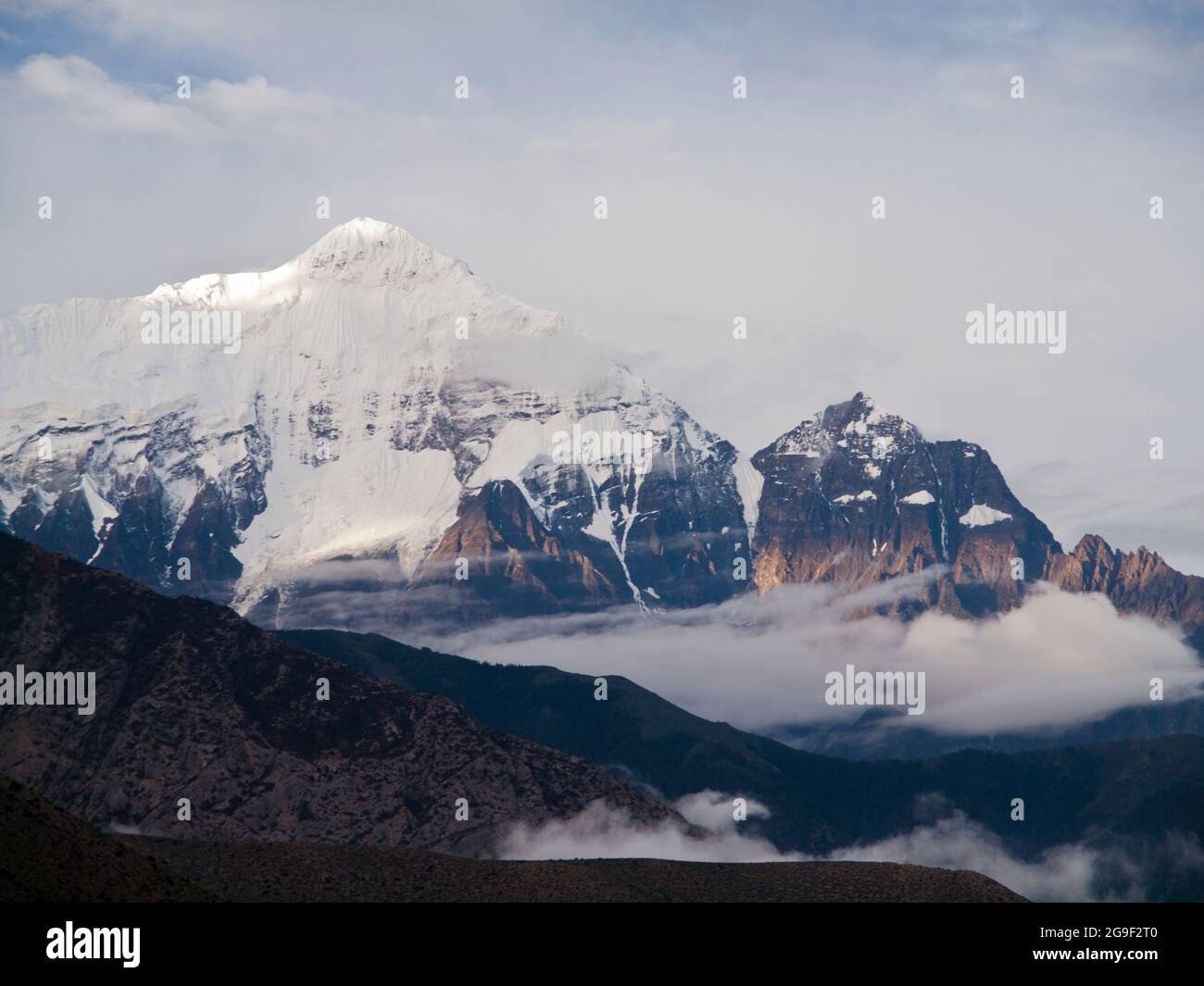 Il Nilgiri Himal da Kagbeni, Mustang Foto Stock