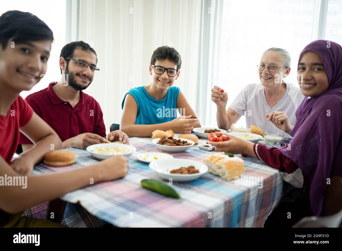 Buona famiglia godendo pic-nic sulla spiaggia vicino al mare Foto Stock