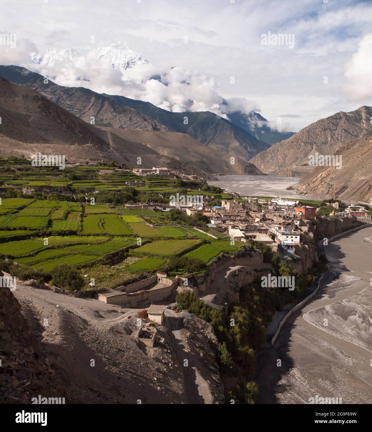 Il Nilgiri Himal sopra campi terrazzati, Kagbeni, Mustang Foto Stock