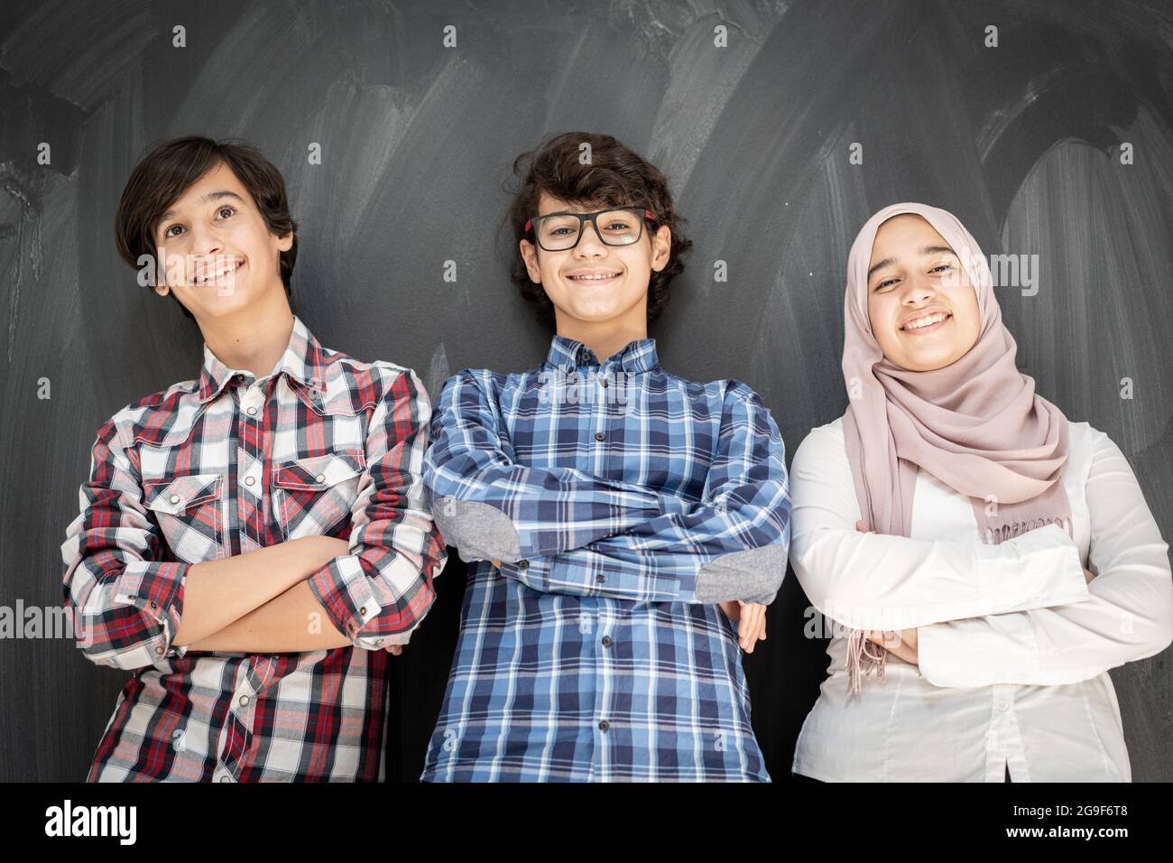 Gruppo di bambini etnici in classe Foto Stock