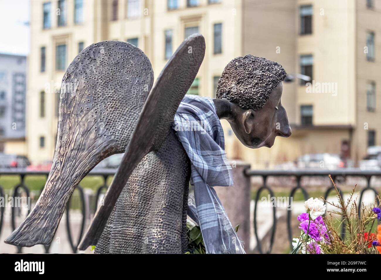 Monumento ai medici caduti nella pandemia del coronavirus sotto forma di un angelo triste. Foto Stock