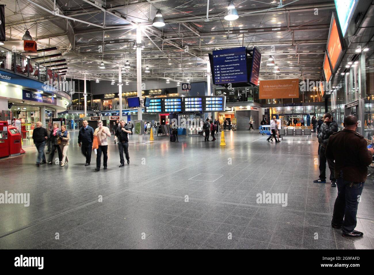 MANCHESTER, Regno Unito - 20 APRILE 2013: I viaggiatori si affrettano alla Piccadilly Station di Manchester, Regno Unito. Più di 18 milioni di passeggeri hanno utilizzato la stazione nel 2012. Foto Stock