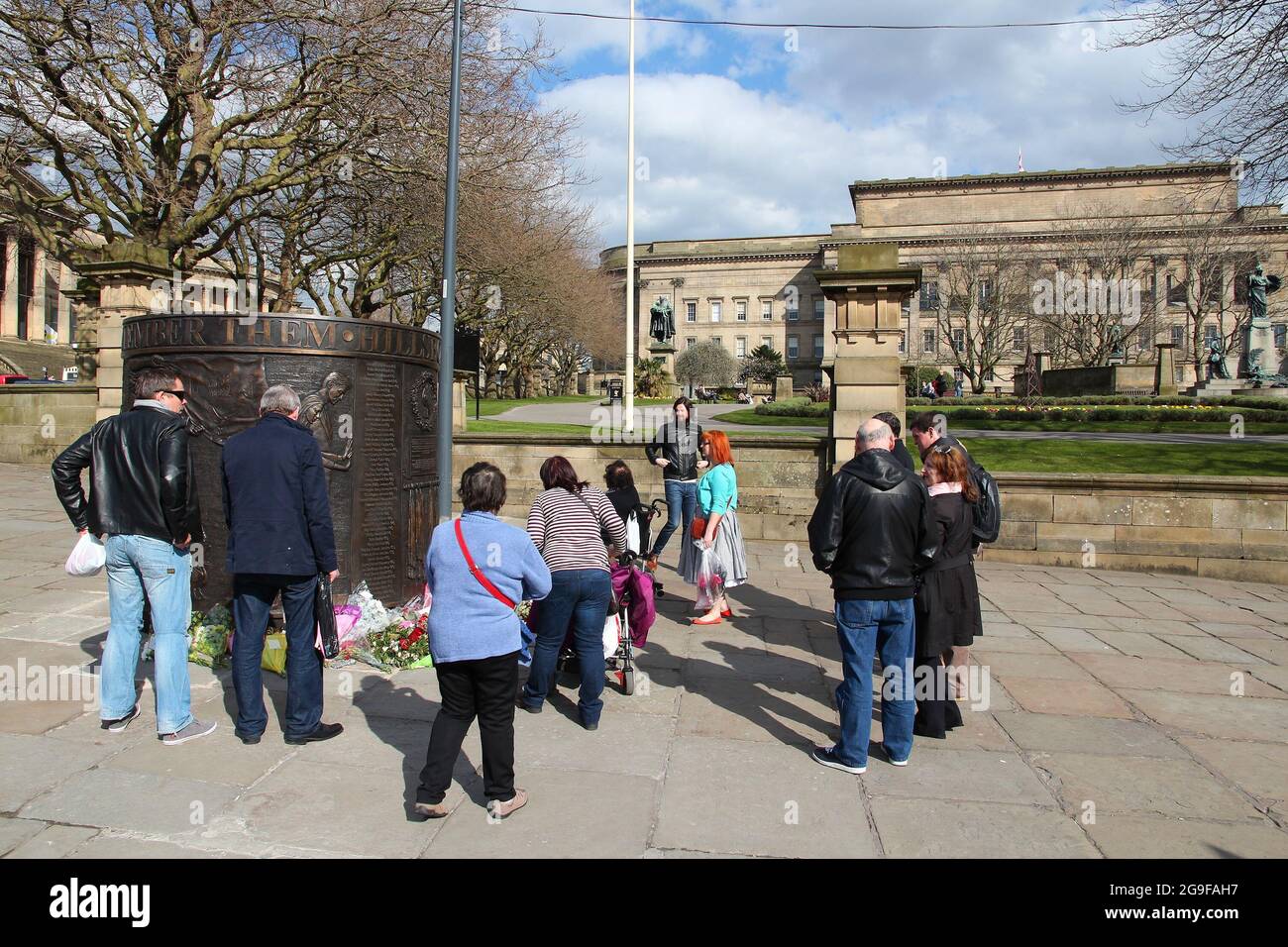 LIVERPOOL, UK - 20 APRILE 2013: La gente visita il monumento commemorativo del disastro di Hillsborough a Liverpool, UK. Il disastro di Hillsborough è stato uno schiaffo dello stadio il 15 aprile 1 Foto Stock