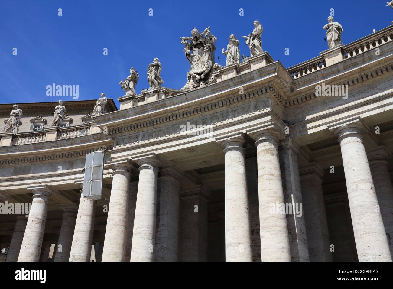 Punto di riferimento della Città del Vaticano. Statue di San Pietro nel colonnato di Piazza San Pietro del Vaticano. Foto Stock