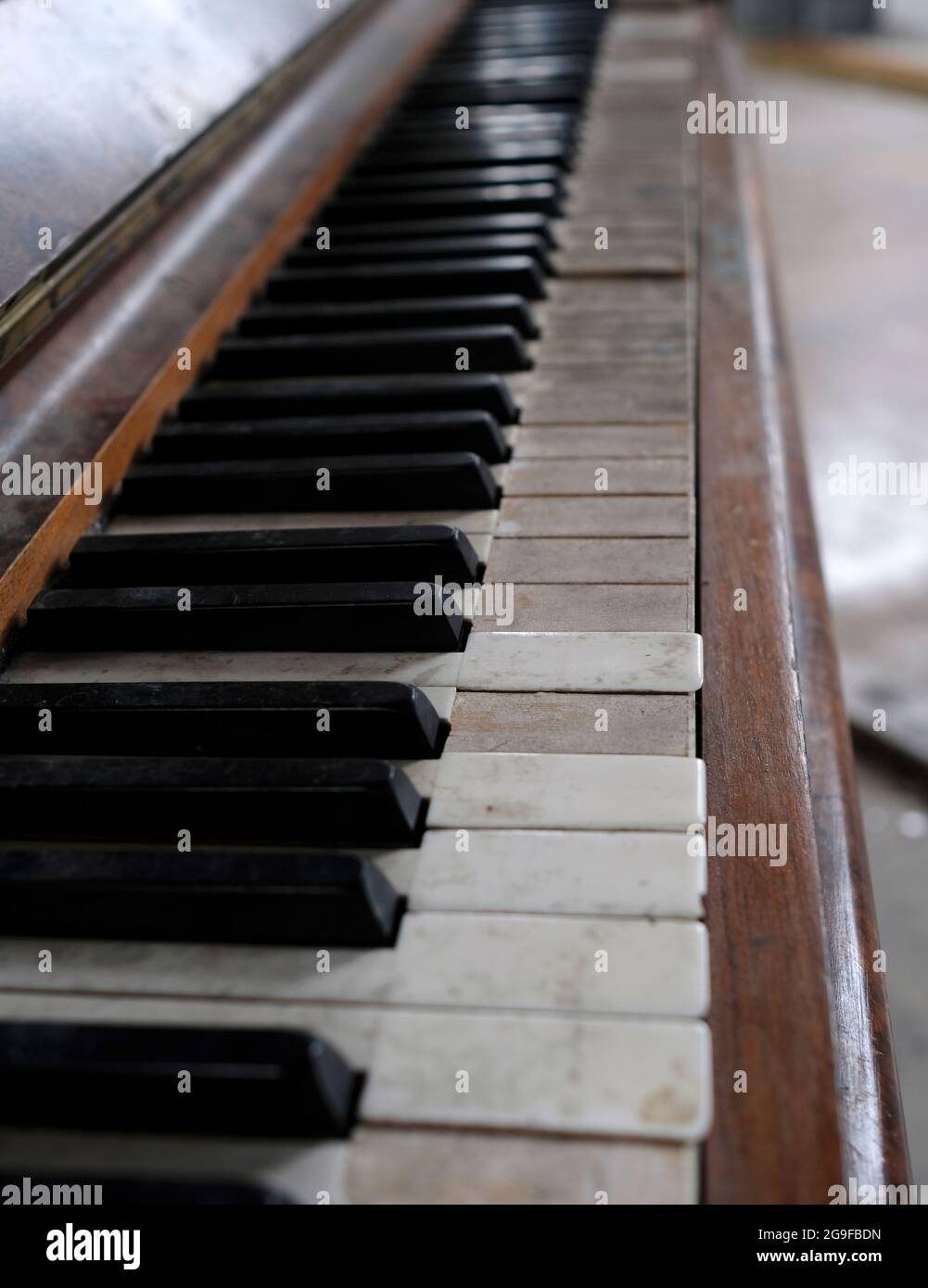 Primo piano di un vecchio pianoforte in una casa abbandonata Foto Stock