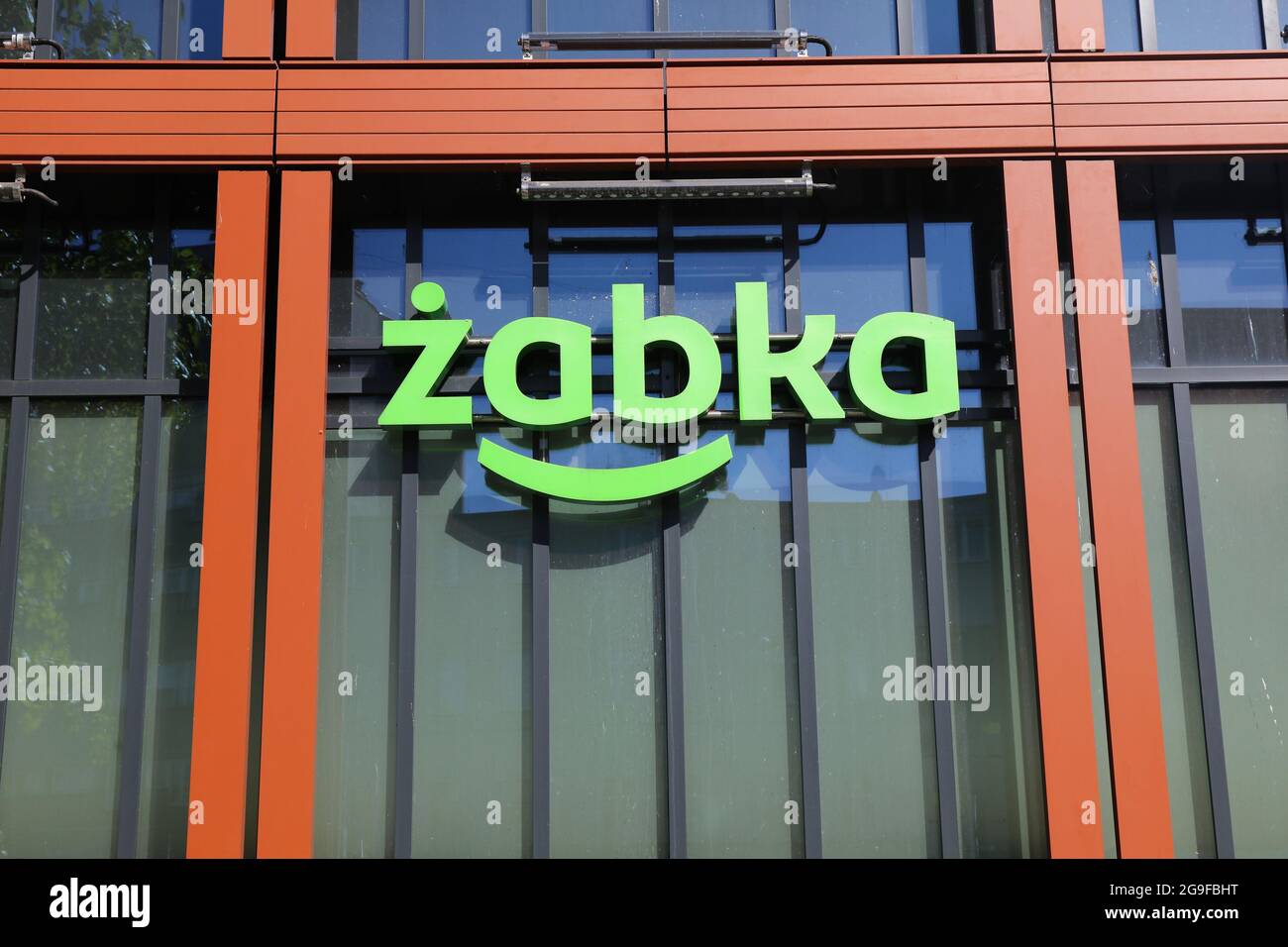 GLIWICE, POLONIA - 11 MAGGIO 2021: Minimarket Zabka nella città di Gliwice in Polonia. Zabka è una delle più grandi aziende in franchising in Polonia. Foto Stock