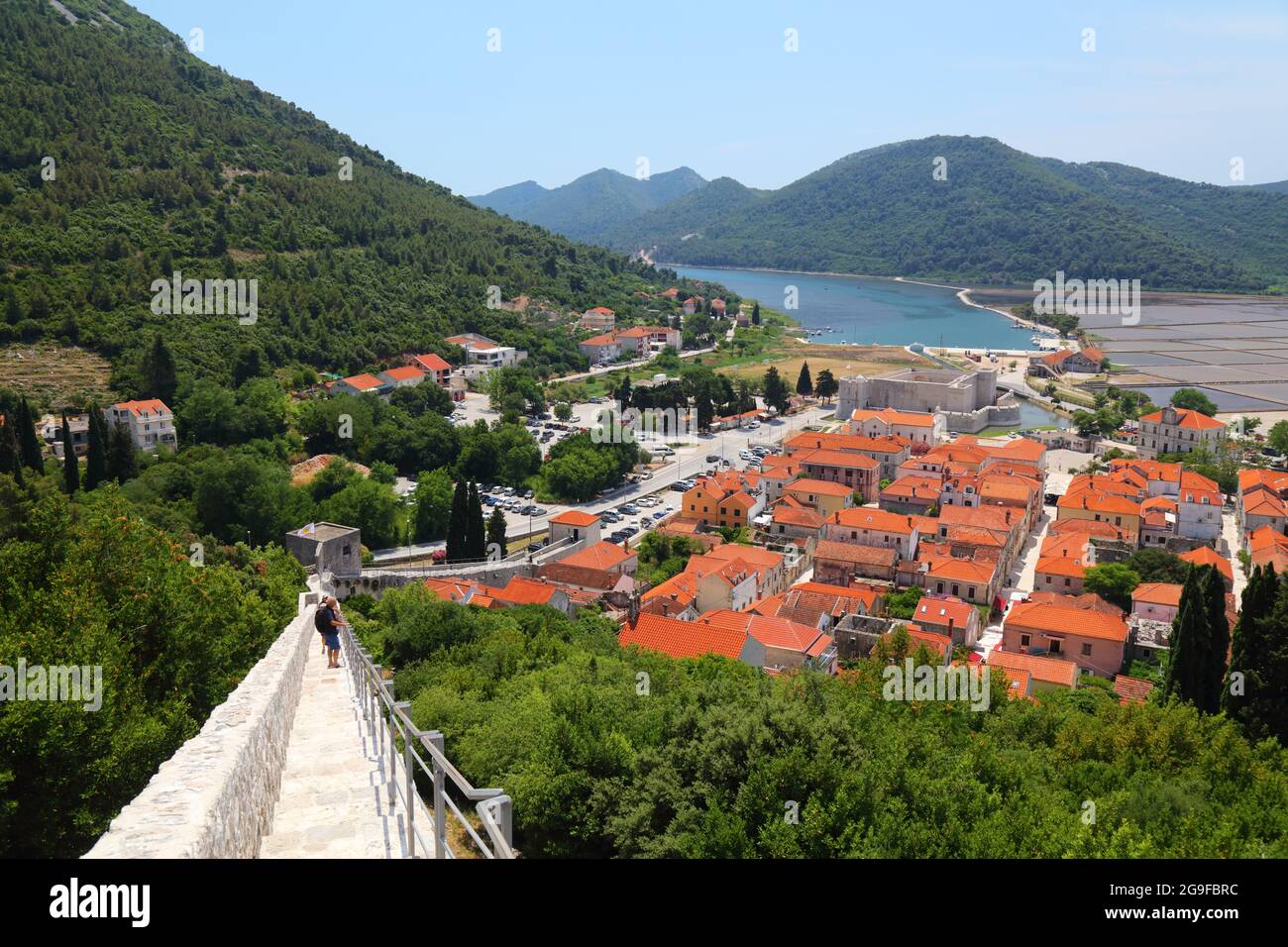 STON, CROAZIA - 20 GIUGNO 2021: I turisti visitano le mura di Ston in Croazia. Le pareti sono uno dei più lunghi sistemi di fortificazione conservati al mondo. Foto Stock