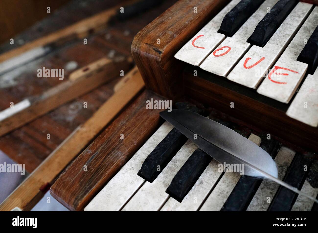 La parola 'Amore' scritta su un vecchio organo in una chiesa abbandonata Foto Stock