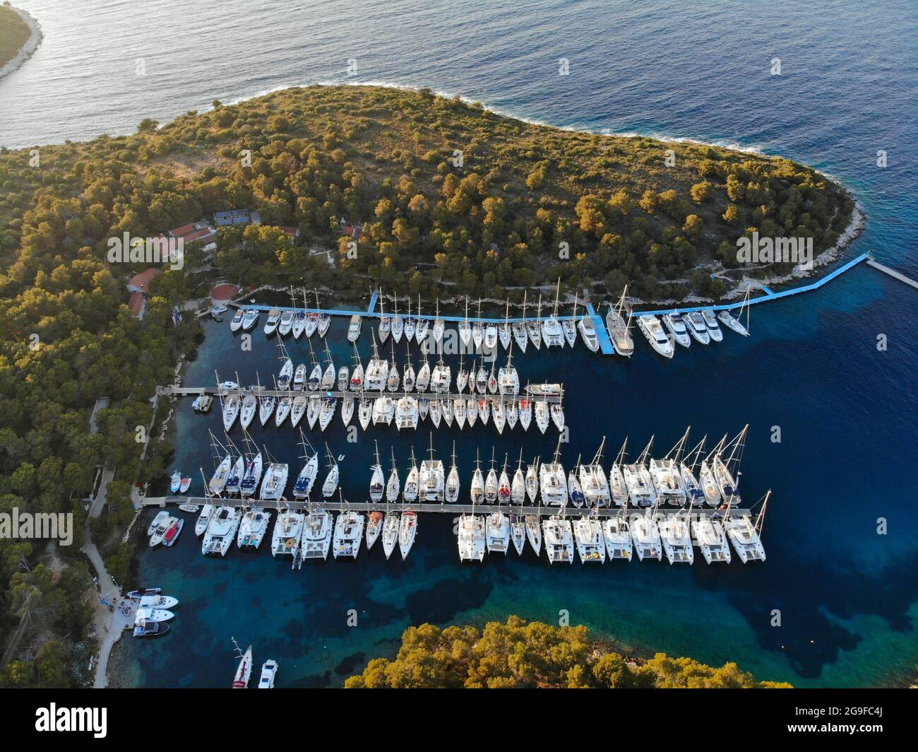 Vela in Croazia. Sveti Klement (St Clement) isola delle isole Pakleni. Marina tramonto nel villaggio di Palmizana. Foto Stock