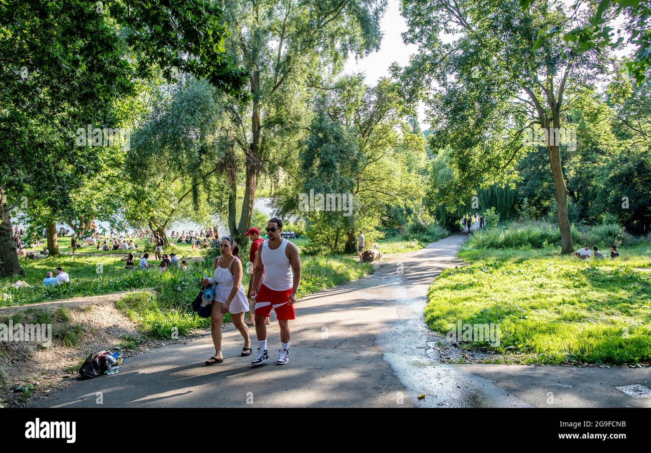 Persone a piedi su Hampstead Heath Londra UK Foto Stock