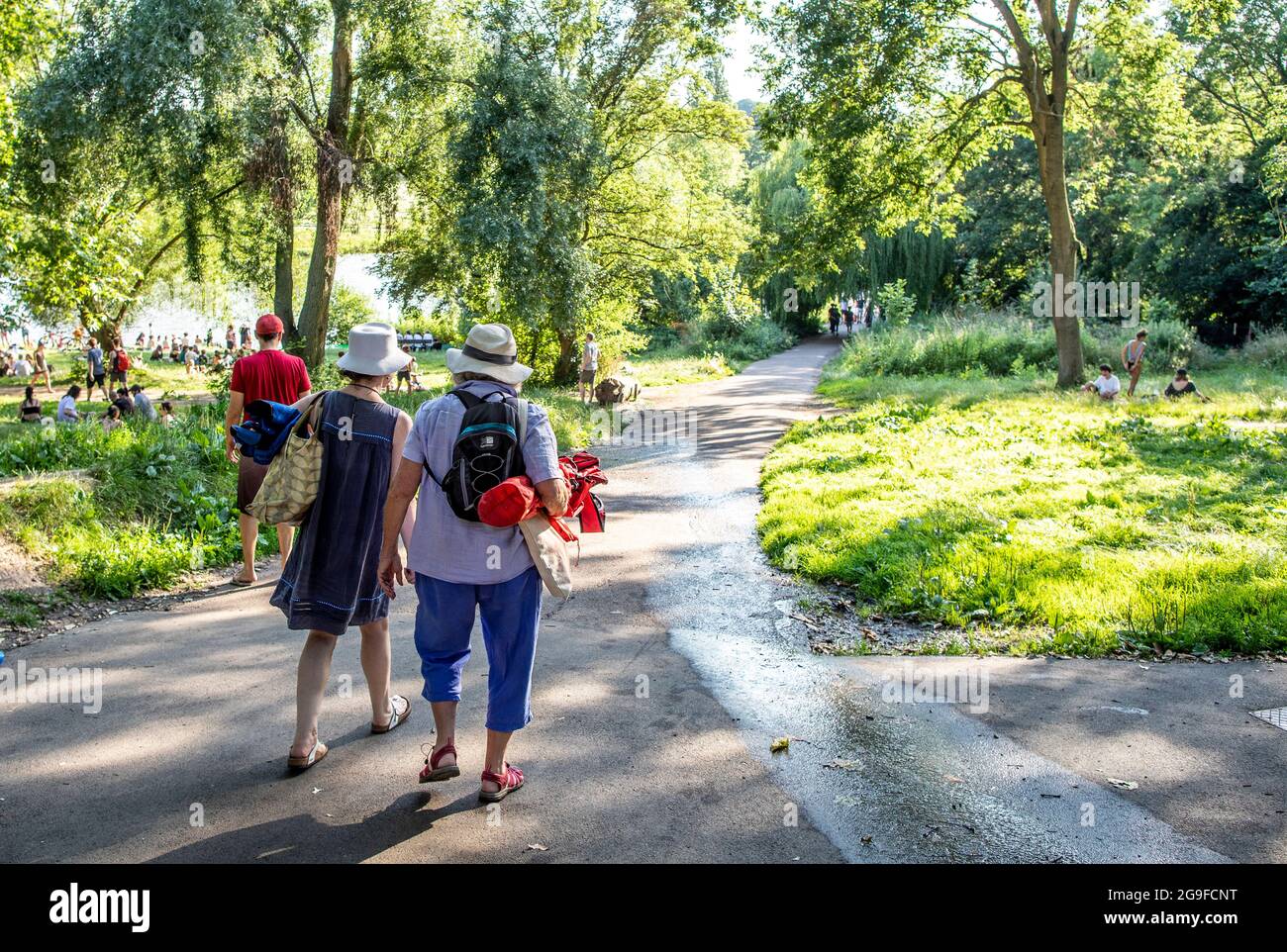 Persone a piedi su Hampstead Heath Londra UK Foto Stock