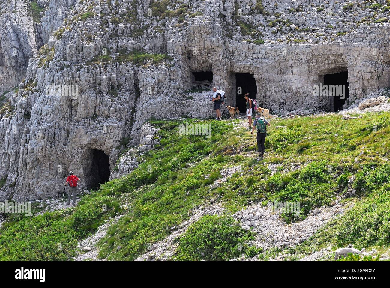 PRIMA GUERRA MONDIALE. Il Monte Pasubio fu teatro di feroci combattimenti da parte dei soldati italiani e dei soldati austro-ungarici. Austro zona ungherese dietro la parte anteriore. Quartier generale militare austriaco in grotta. Escursionisti. Foto Stock