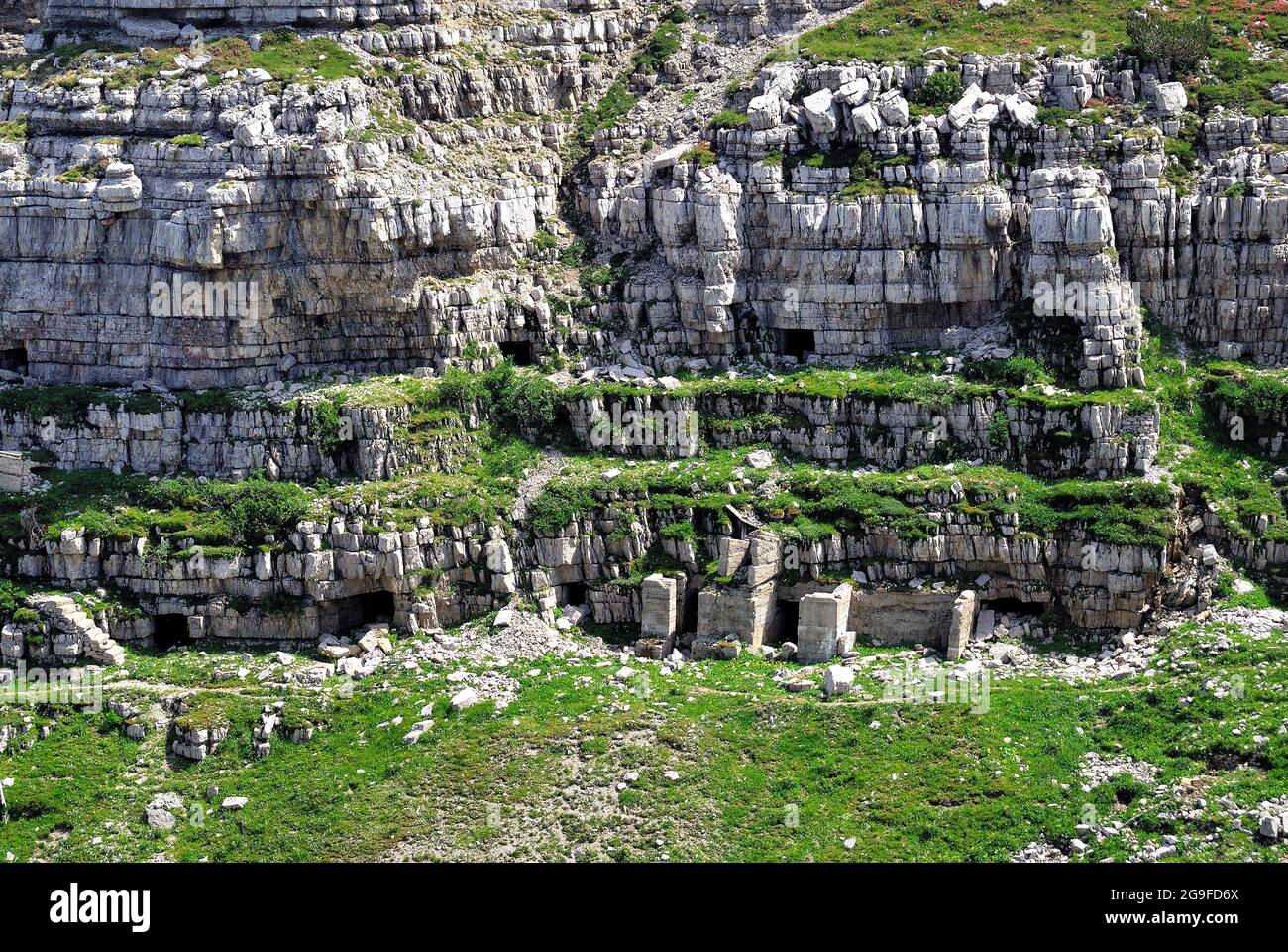 PRIMA GUERRA MONDIALE. Il Monte Pasubio fu teatro di feroci combattimenti da parte dei soldati italiani e dei soldati austro-ungarici. Austro zona ungherese dietro la parte anteriore. Quartier generale militare austriaco in grotta. Escursionisti. Foto Stock