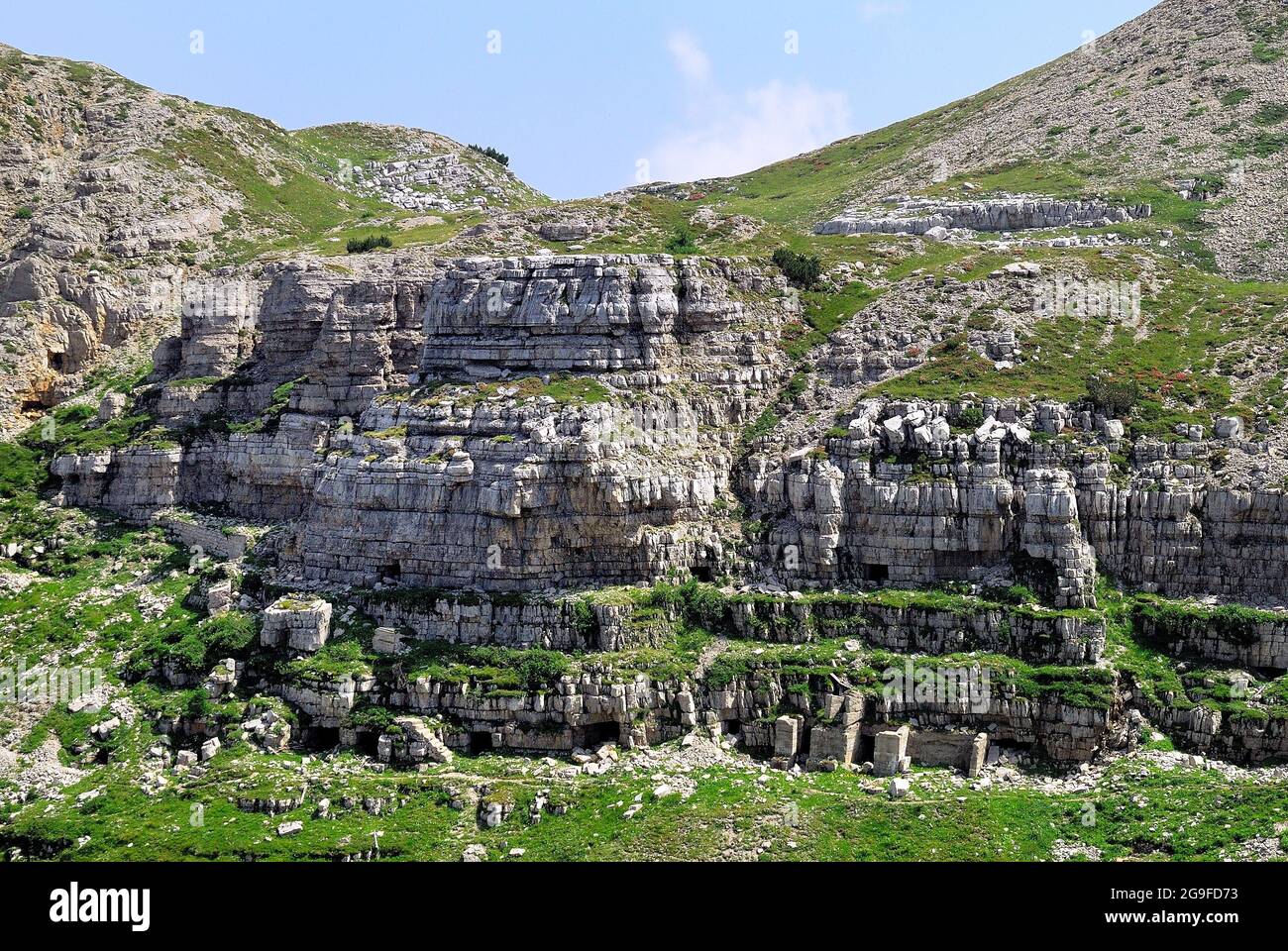 PRIMA GUERRA MONDIALE. Il Monte Pasubio fu teatro di feroci combattimenti da parte dei soldati italiani e dei soldati austro-ungarici. Austro zona ungherese dietro la parte anteriore. Quartier generale militare austriaco in grotta. Escursionisti. Foto Stock