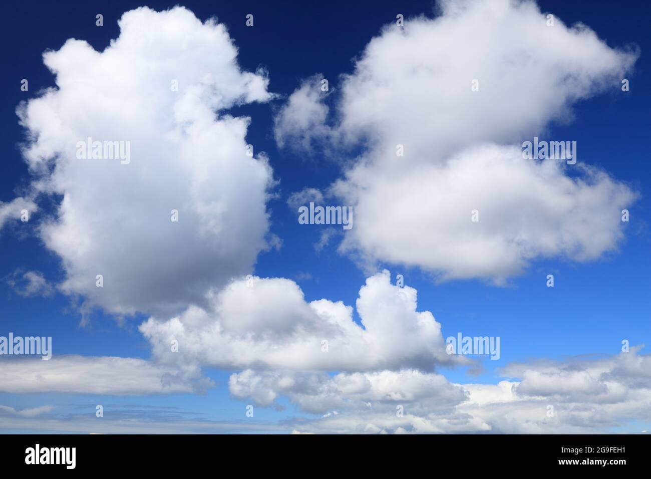 Bellissimo sfondo del cielo. Bianco nuvole blu cielo sfondo. Texture delle nuvole di cumulo bianco. Foto Stock