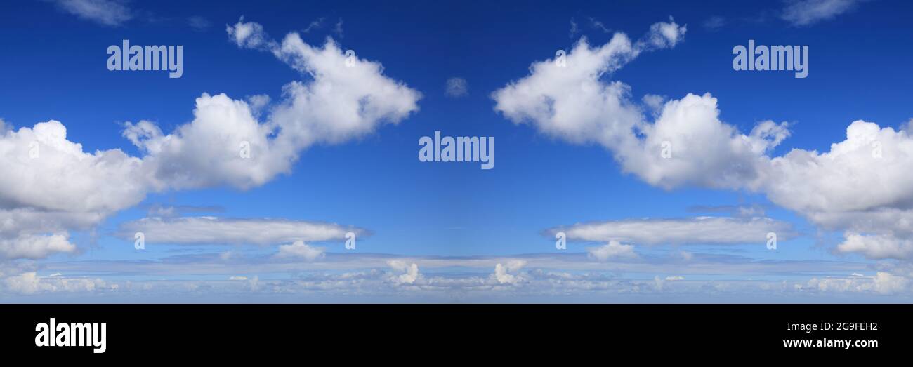 Panorama cielo sfondo. Bianco nuvole blu cielo sfondo. Texture delle nuvole di cumulo bianco. Foto Stock