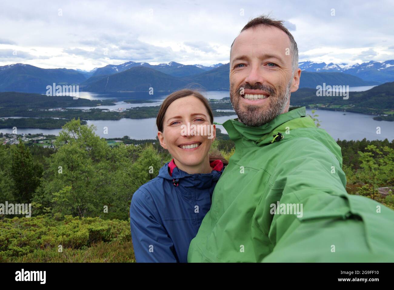 Coppia selfie turistico in Norvegia zona escursionistica - sentiero di montagna sopra la città di Skodje (regione di Sunnmore). Attività ricreative all'aperto. Foto Stock