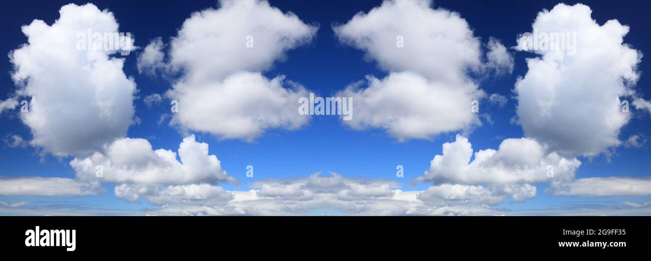Sfondo panoramico del cielo. Bianco nuvole blu cielo sfondo. Texture delle nuvole di cumulo bianco. Foto Stock