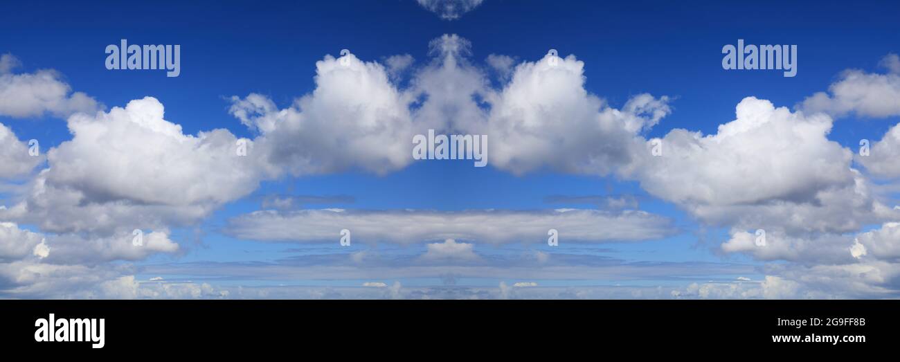 Sfondo panoramico del cielo. Bianco nuvole blu cielo sfondo. Texture delle nuvole di cumulo bianco. Foto Stock