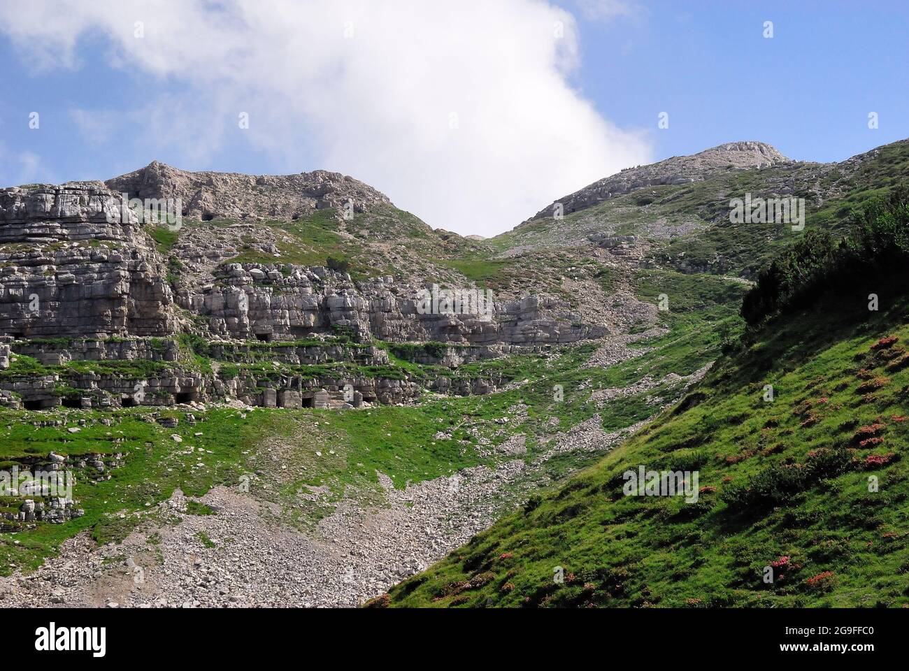 PRIMA GUERRA MONDIALE. Il Monte Pasubio fu teatro di feroci combattimenti da parte dei soldati italiani e dei soldati austro-ungarici. Austro zona ungherese dietro la parte anteriore. Rifugi in grotta. Foto Stock