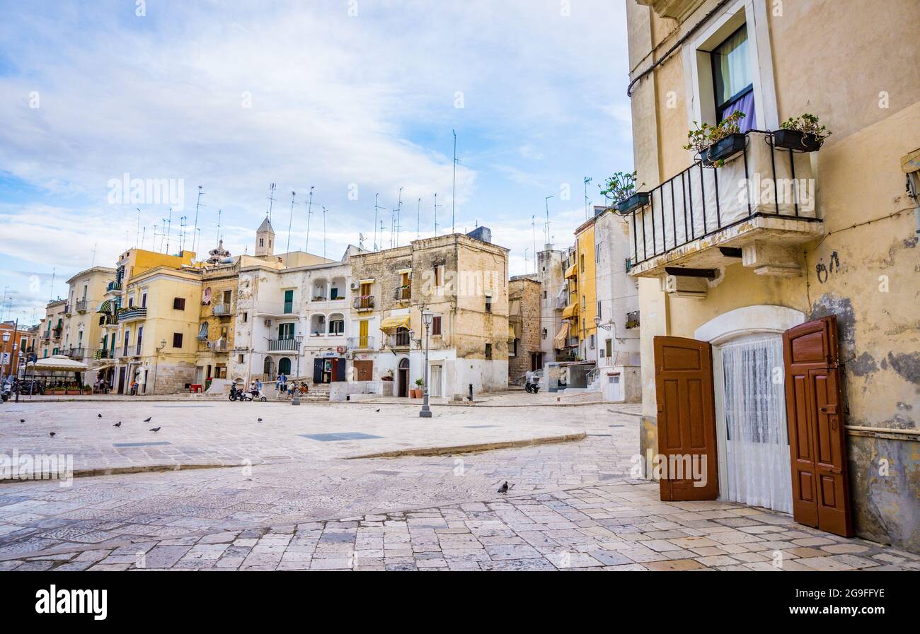 BARI, ITALIA - 10 SETTEMBRE 2017: Piazza Ferrarese nel centro di Bari, Puglia, Italia. Bellissima porta d'epoca e balcone. Foto Stock