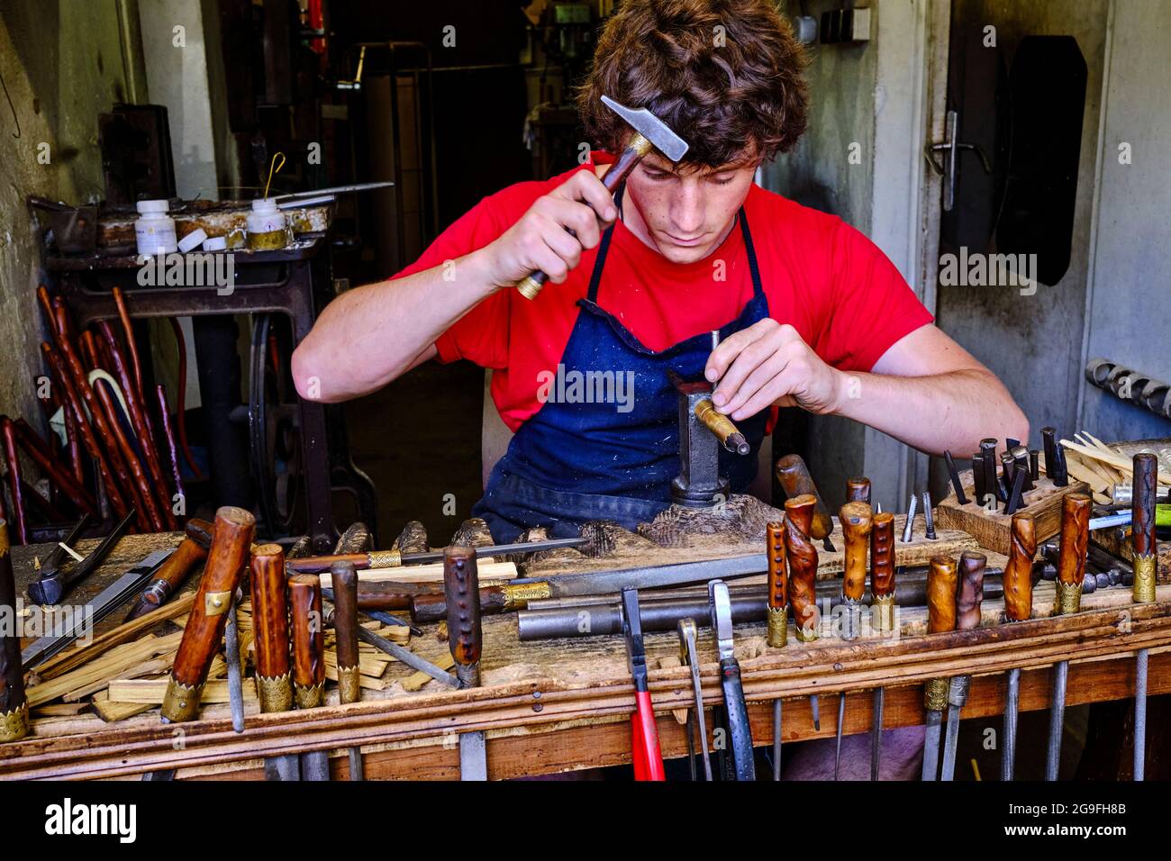 Francia, Pyrénées-Atlantiques (64), Paesi Baschi, Larressore, Atelier Makhila, Produzione del famoso bastone basco Foto Stock