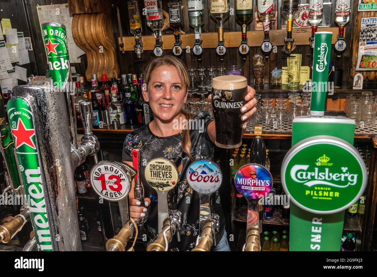 Bantry, West Cork, Irlanda. 26 luglio 2021. Oggi i cosiddetti "pub umidi" riaprirono per la prima volta dall'inizio della pandemia. Nella foto è raffigurato Helen Martin, membro del personale del Boston Bar. Credit: AG News/Alamy Live News Foto Stock