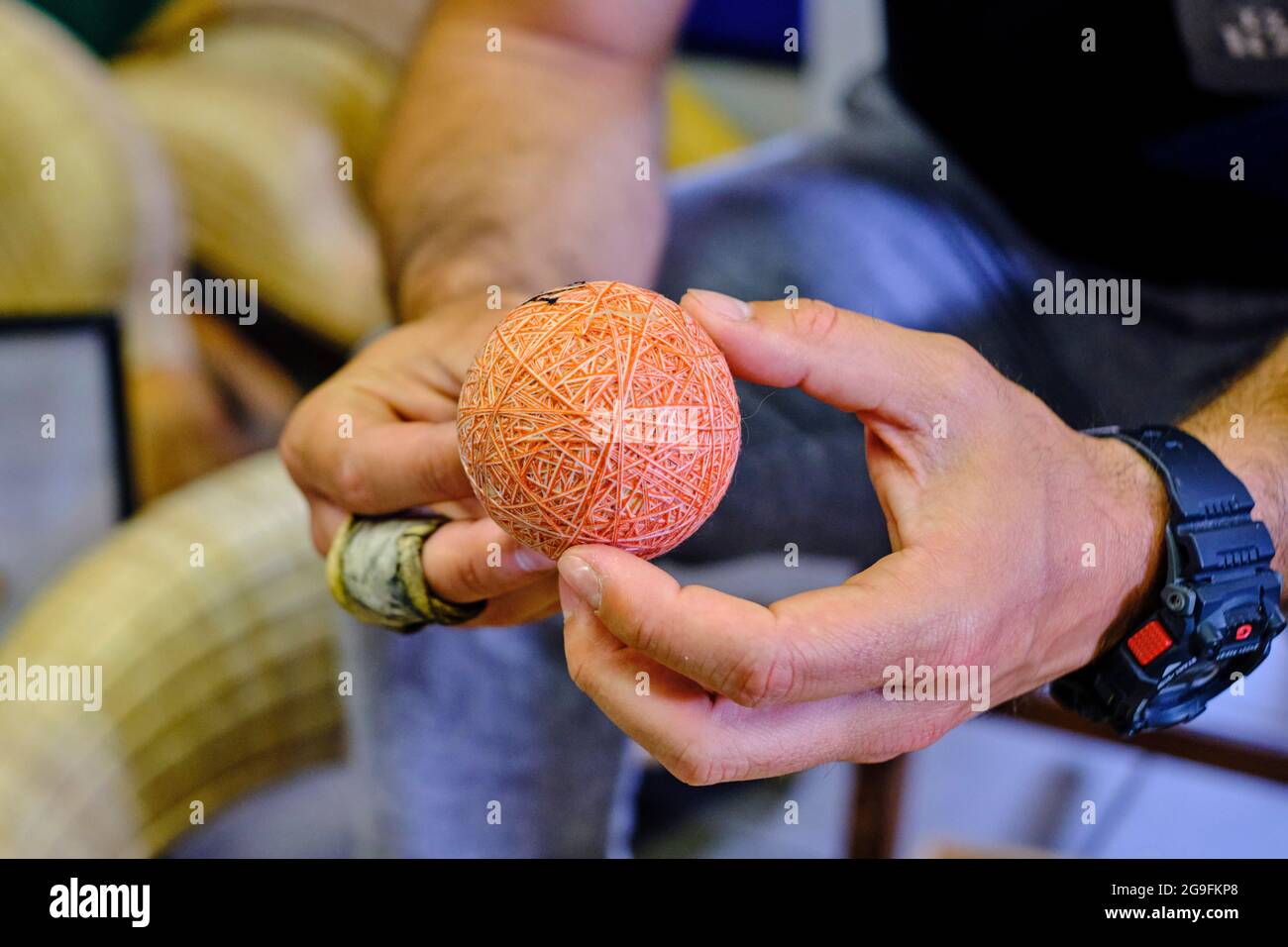 Francia, Pyrénées-Atlantiques (64), Paesi Baschi, Bidart, Jon e Patxi Tambourindeguy lo studio Ona Pilota, che produce chistera e palla Foto Stock