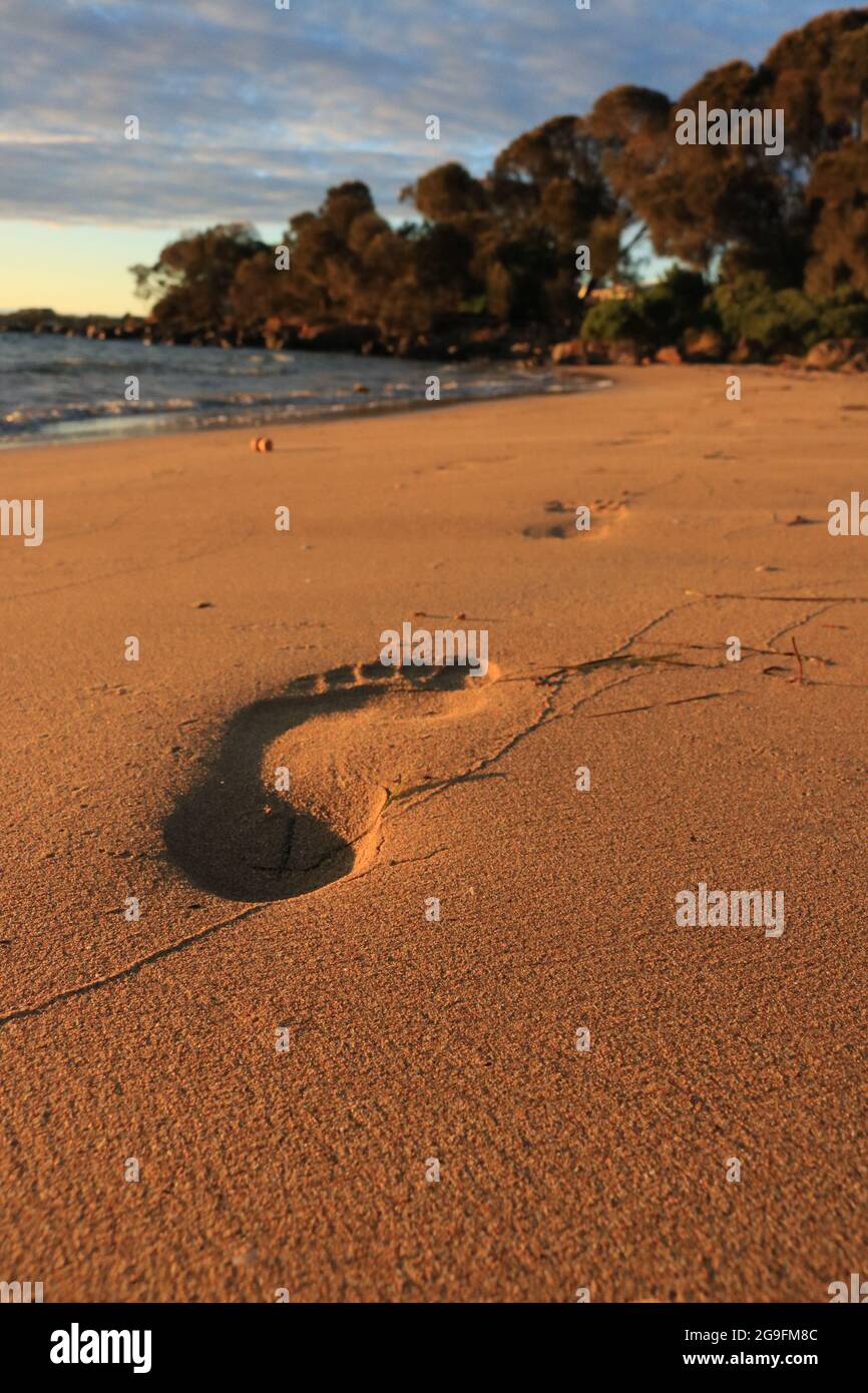 Un passo nel tempo - Footprint attraverso la sabbia Foto Stock