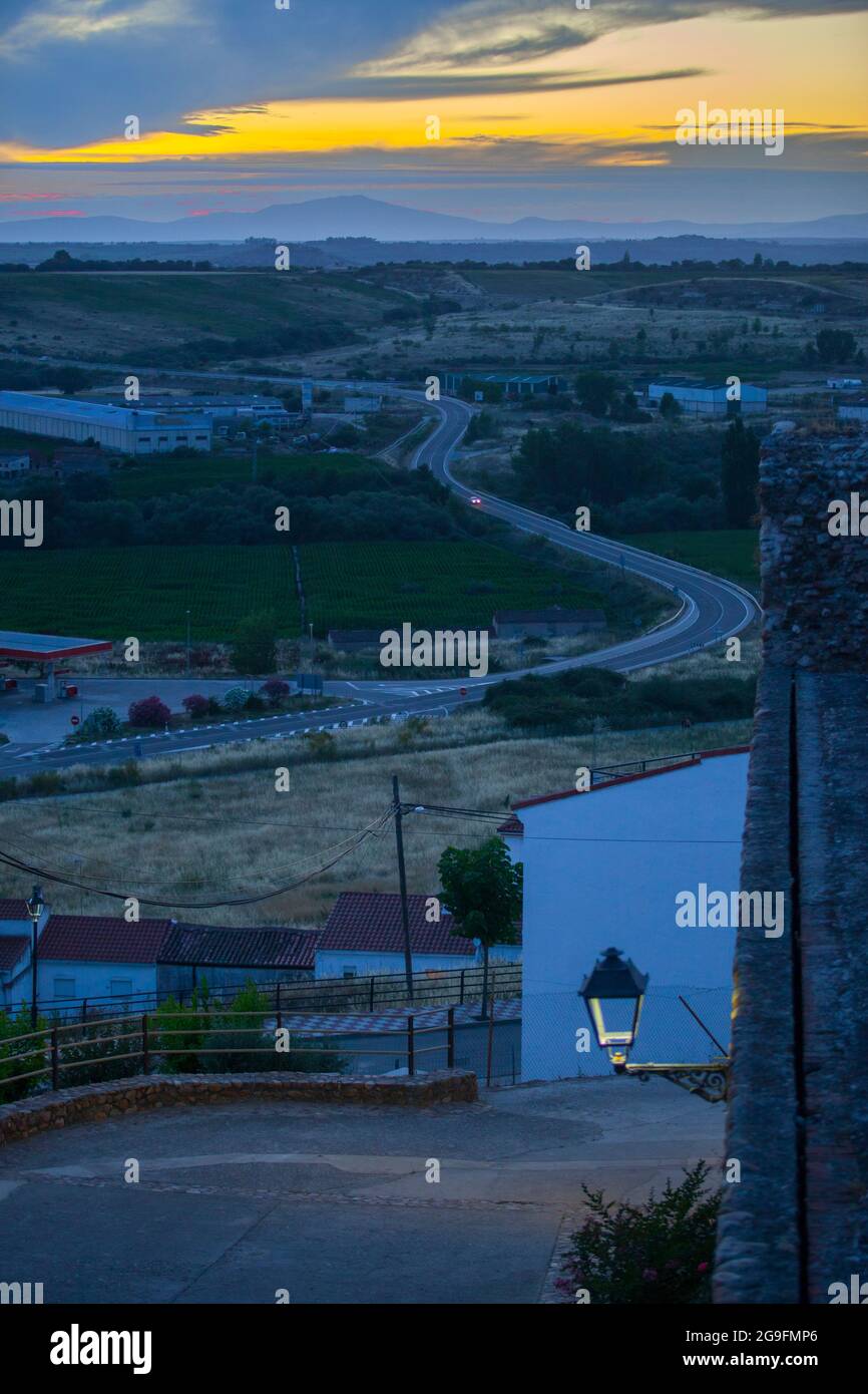Galisteo, bellissima città murata dalla valle dell'Alagon. Panoramica dalla parete ovest. Extremadura, Spagna Foto Stock