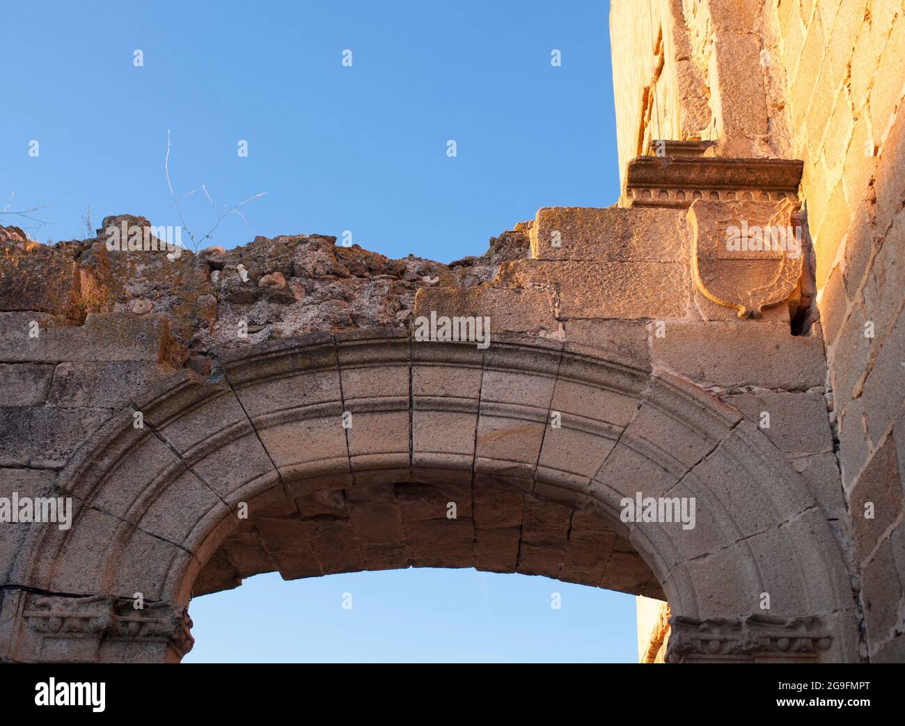Galisteo, bellissima città murata dalla valle dell'Alagon. XV Palazzo-fortezza arco di ascarzano. Extremadura, Spagna Foto Stock