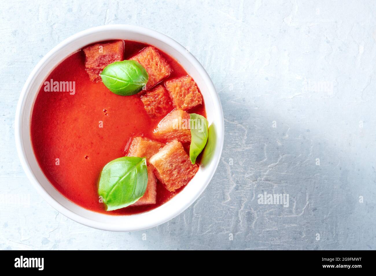 Zuppa di pomodoro con basilico fresco, antipasto disintossicante vegano biologico, sparato dall'alto con un posto per il testo Foto Stock