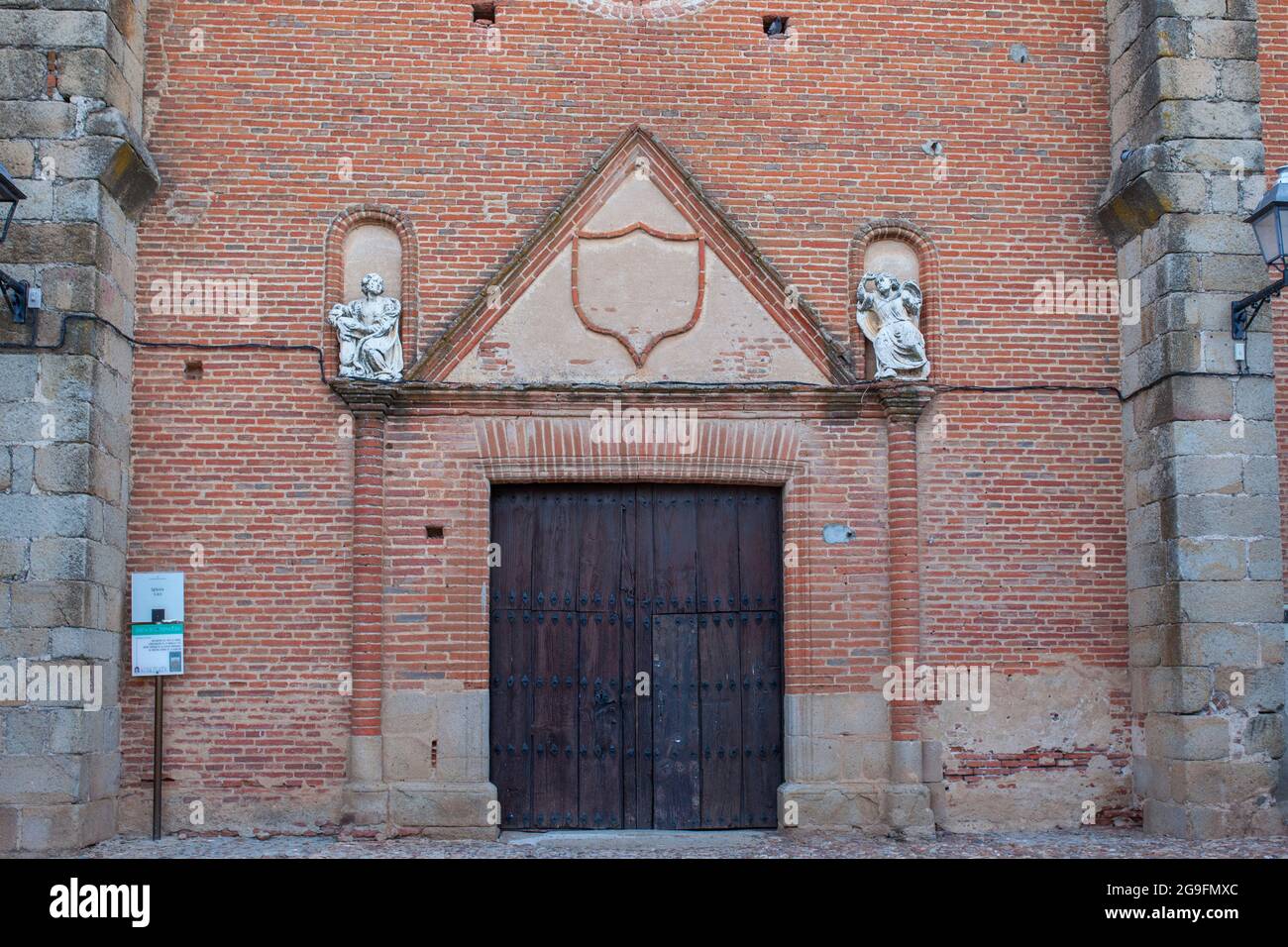 Chiesa di nostra Signora dell'Assunzione a Galisteo, bella città murata dalla Valle dell'Alagona, Estremadura, Spagna Foto Stock