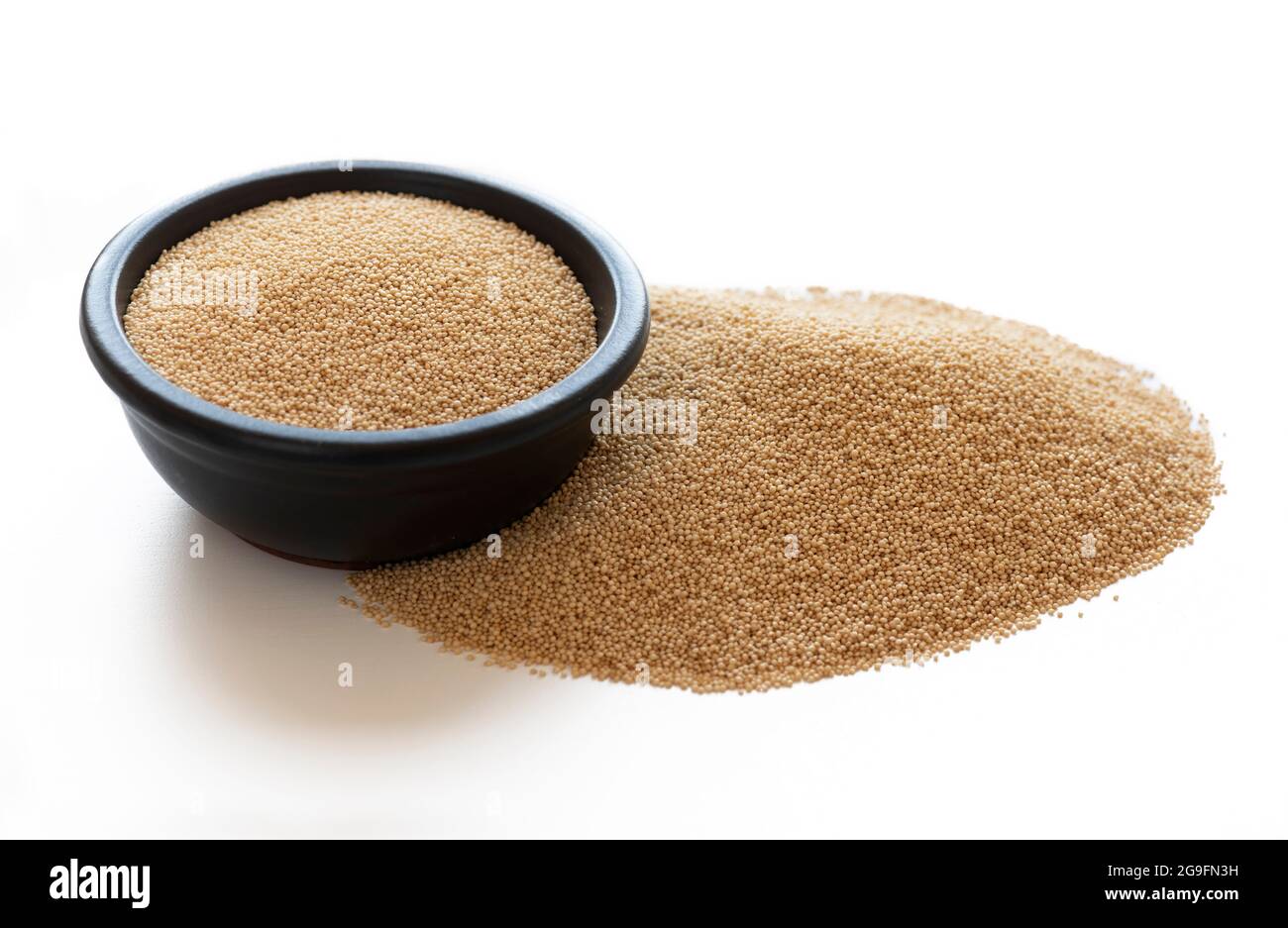 semi di grano amaranth senza glutine e molto sano mostrato sciolto e in una ciotola di ceramica su uno sfondo bianco isolato Foto Stock