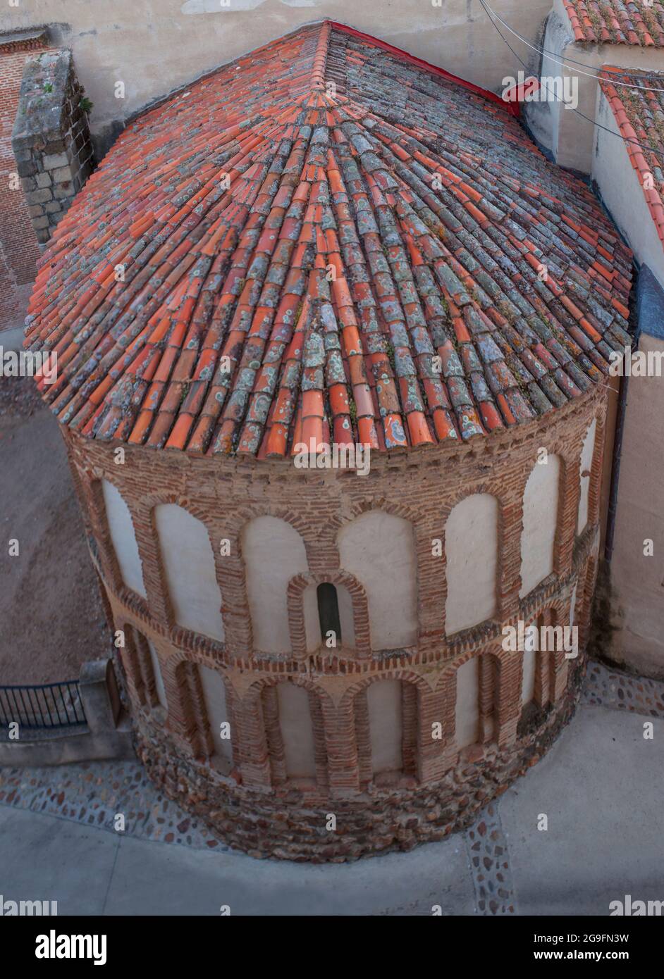 Mudejar abside della Chiesa di nostra Signora dell'Assunzione a Galisteo, bella città murata dalla Valle dell'Alagona, Estremadura, Spagna Foto Stock