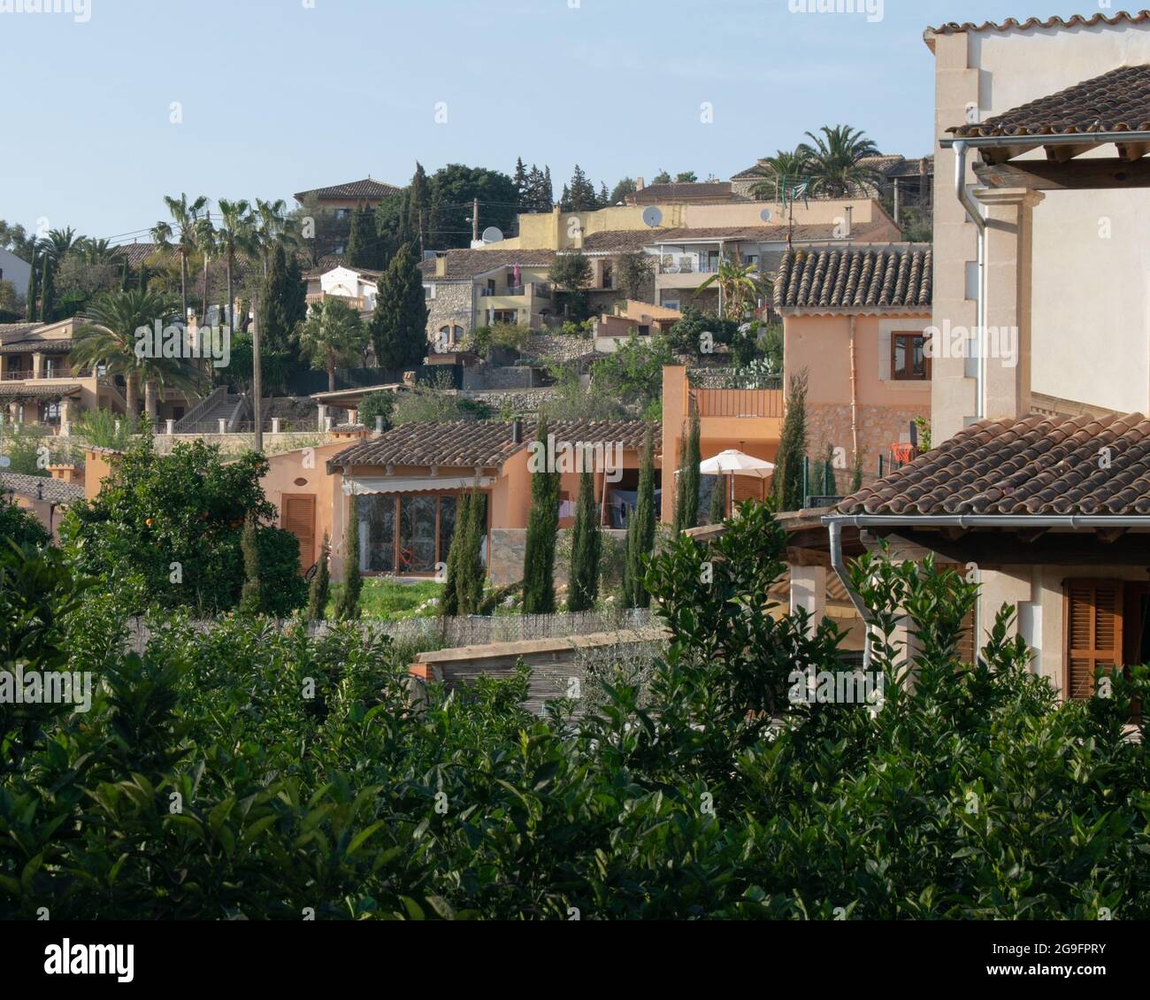 Case spagnole sul lato della collina Foto Stock