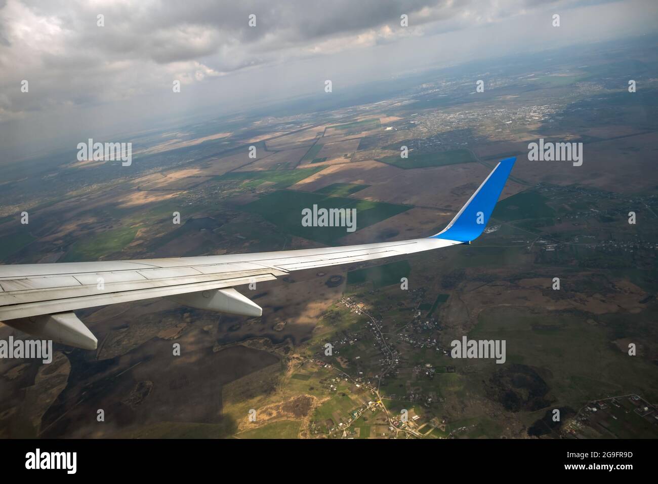 Vista dell'atterraggio dell'ala dell'aeroplano a reazione all'aeroporto in caso di maltempo. Concetto di trasporto aereo e di viaggio. Foto Stock
