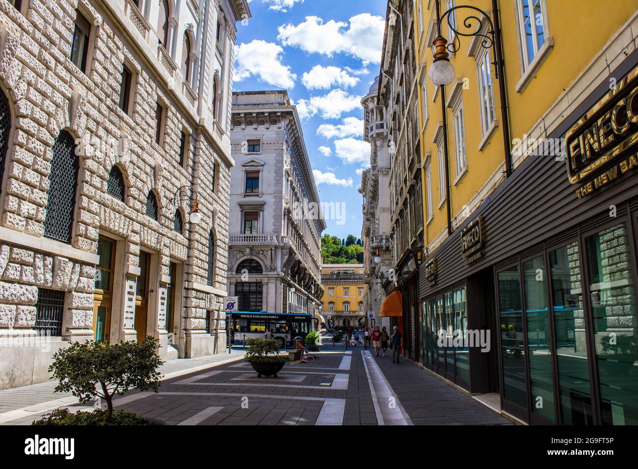 Trieste, Italia - 16 luglio 2017: Vista delle persone a piedi nel centro di Trieste in una giornata di sole Foto Stock