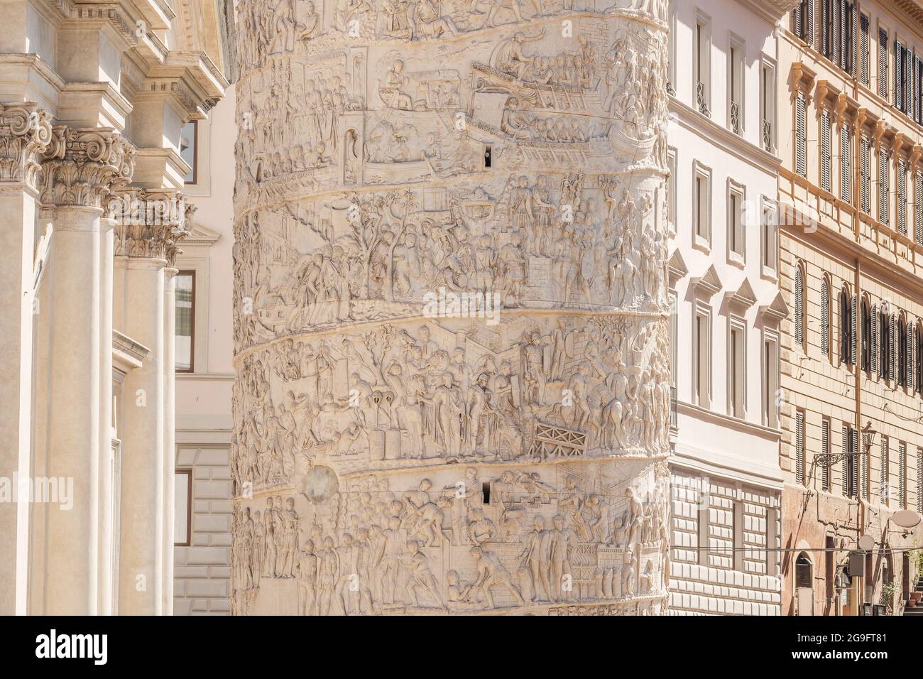 Colonna di Traiano sulle strade di Roma, Italia. Foto Stock