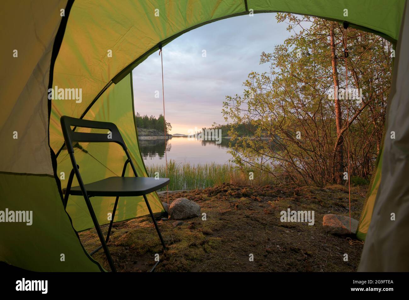 Vista dell'alba dalla tenda turistica. Turismo sulle isole del lago Ladoga. Foto Stock