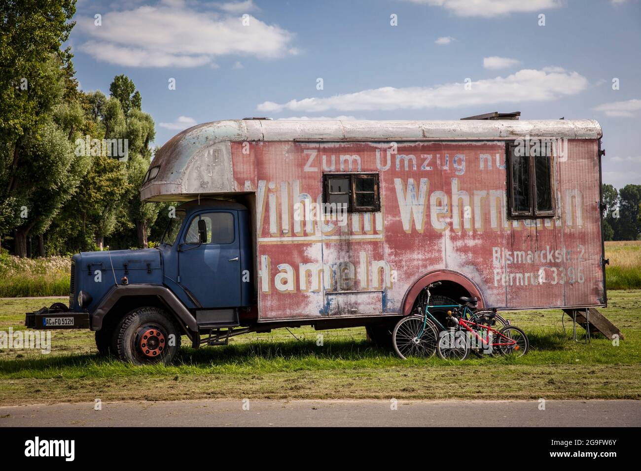 Un vecchio pulmino Magirus Deutz convertito in un camper si trova sulle rive del Reno nel distretto di Polll, Colonia, Germania. ein ALTER Magirus Foto Stock