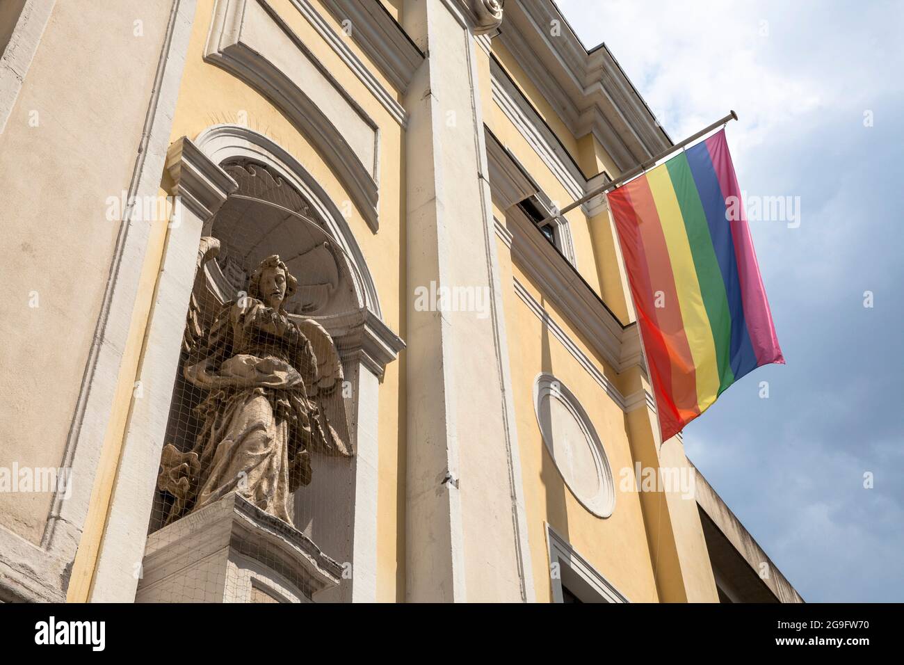 Bandiera arcobaleno presso la chiesa di Ursulinen Sankt Corpus Christi sulla via Machabaeer, Colonia, Germania. Regenbogenfahne an der Ursulinenkirche Sankt Cor Foto Stock