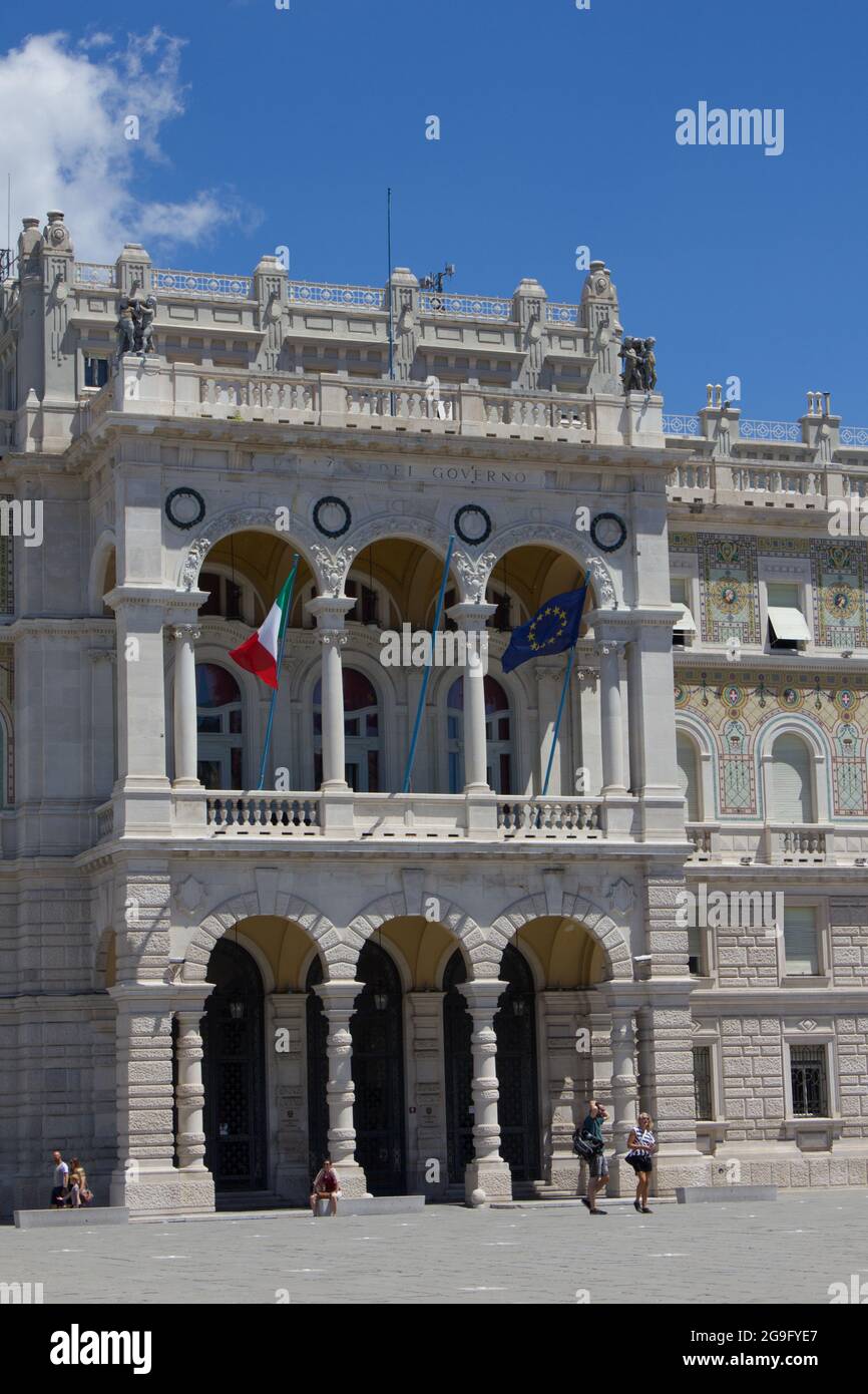 Trieste, Italia - 16 luglio 2017: Vista del Palazzo del Governo nel centro di Trieste in una giornata di sole Foto Stock